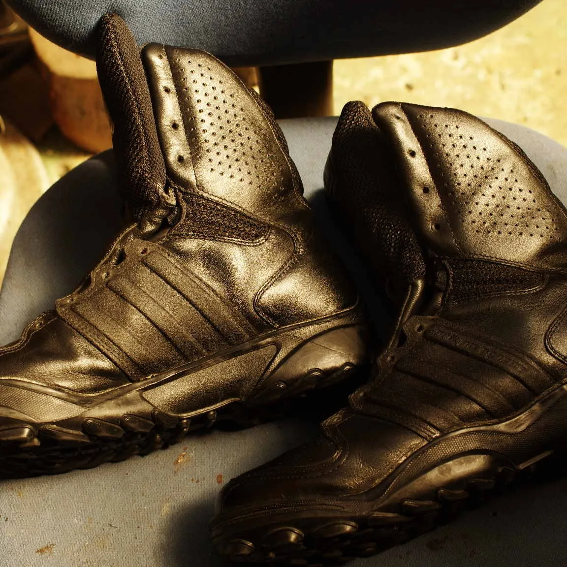 東京都　S様　adidas　ミリタリーブーツ　ソール剥がれ修...
