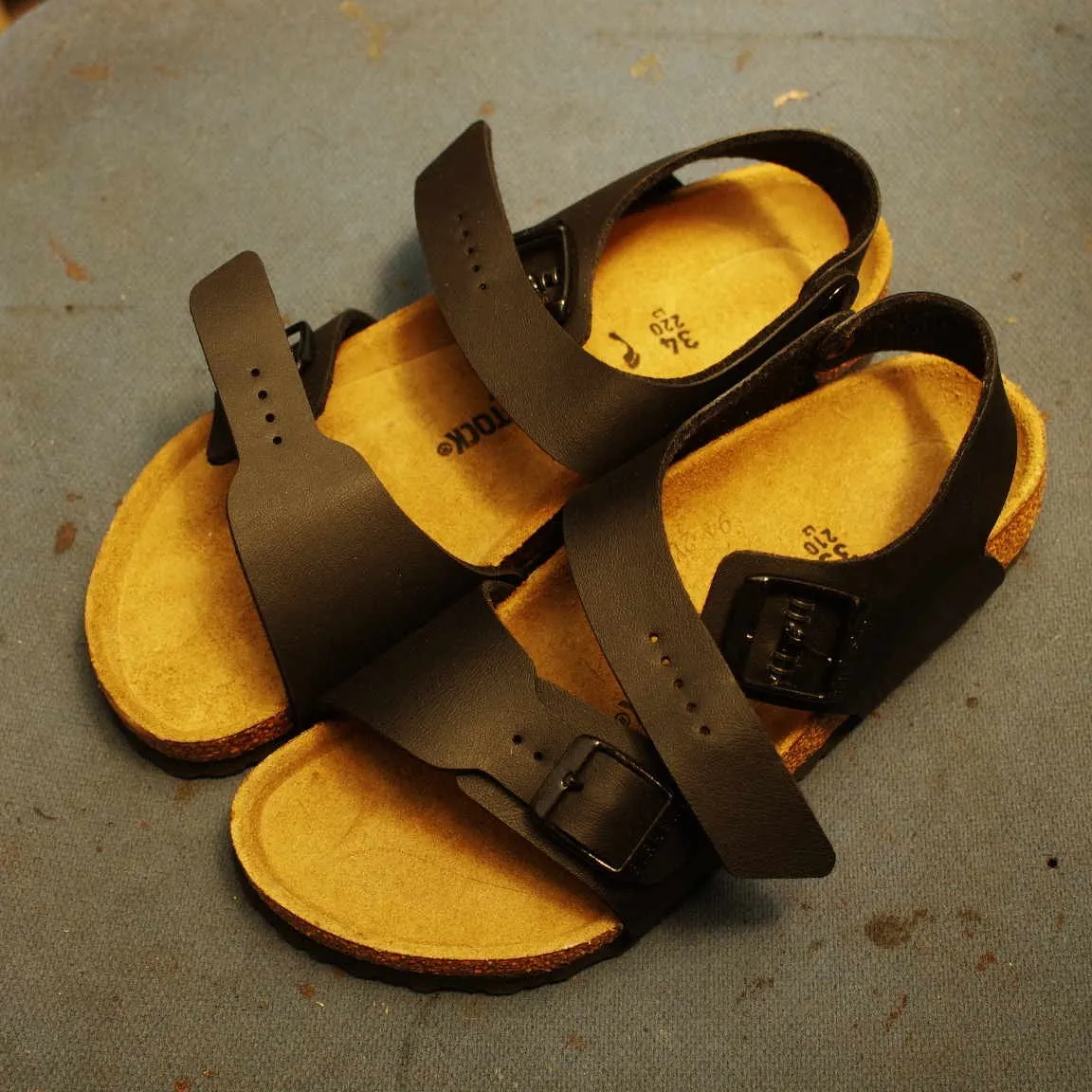 広島県　H様　BIRKENSTOCK　サンダルのバックルを美...
