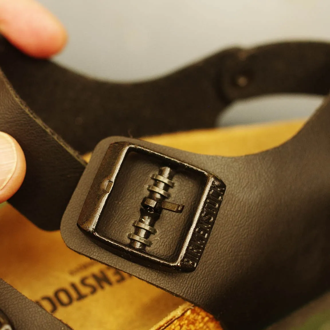広島県　H様　BIRKENSTOCK　サンダルのバックルを美...