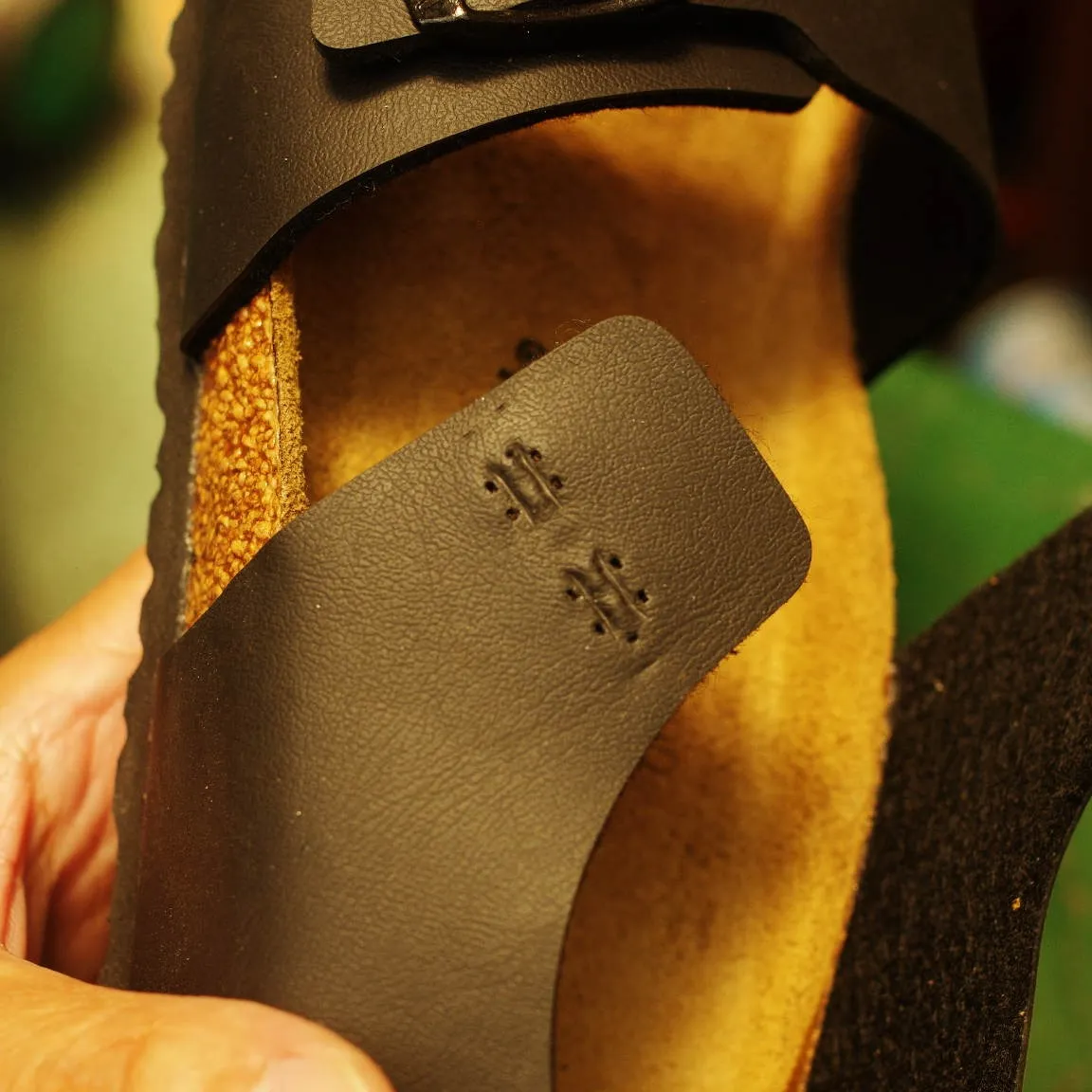 広島県　H様　BIRKENSTOCK　サンダルのバックルを美...