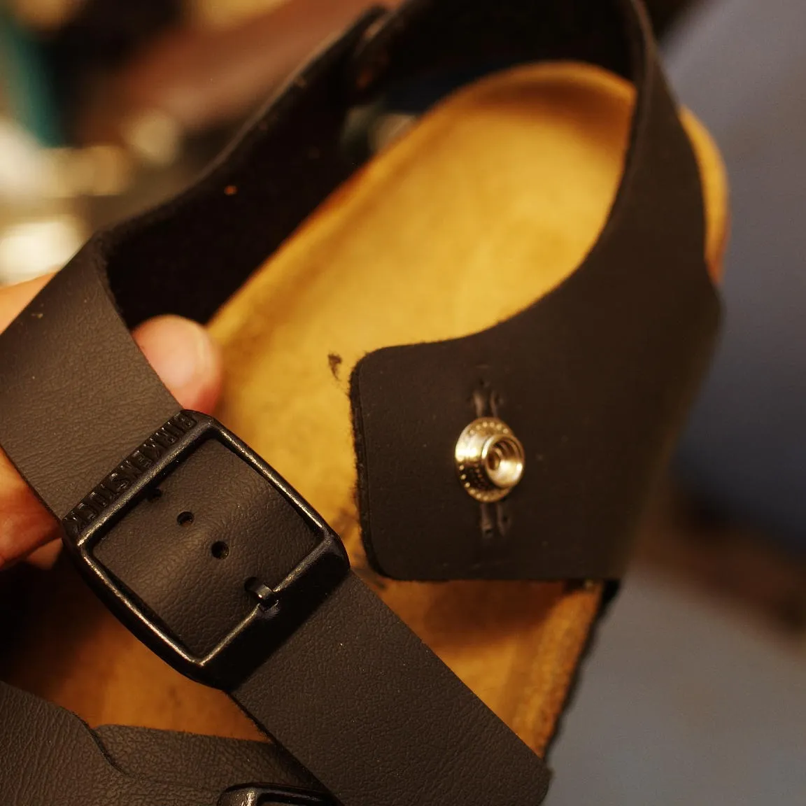 広島県　H様　BIRKENSTOCK　サンダルのバックルを美...