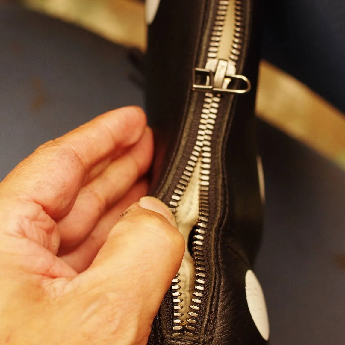 東京都 Y様 ドクターマーチン ブーツファスナー交換、片足の...