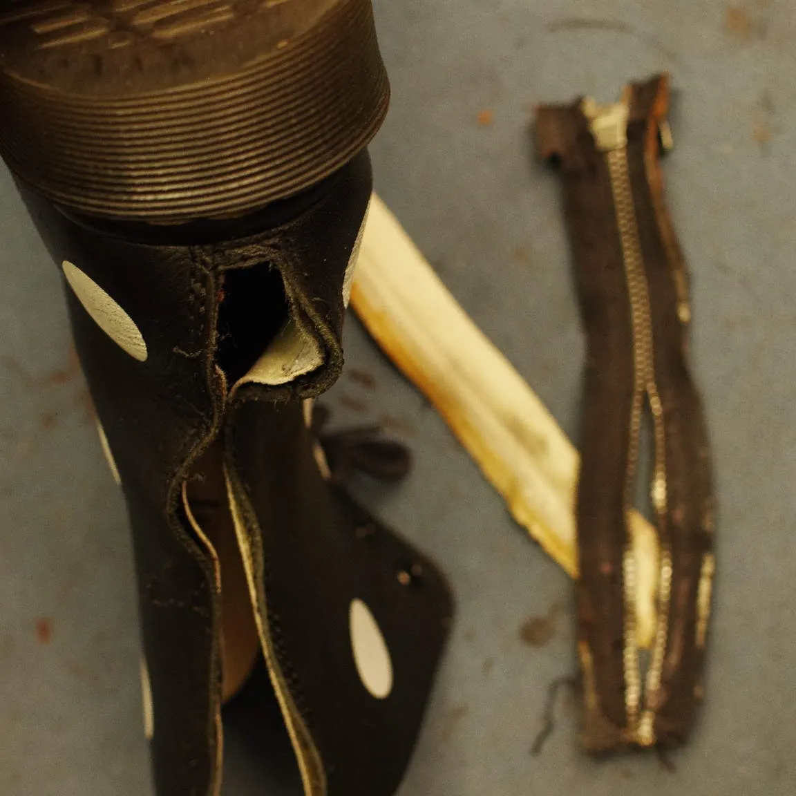 東京都 Y様 ドクターマーチン ブーツファスナー交換、片足の...