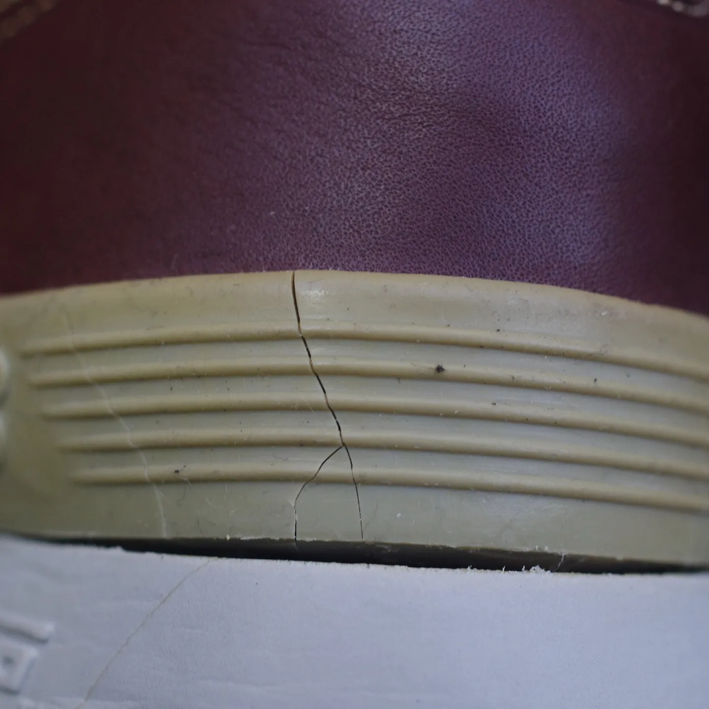 【修理レポート】ニューバランス576の象徴を取り戻す ― 岩手県M様へ贈る、本革製ヒールカップへの「進化」