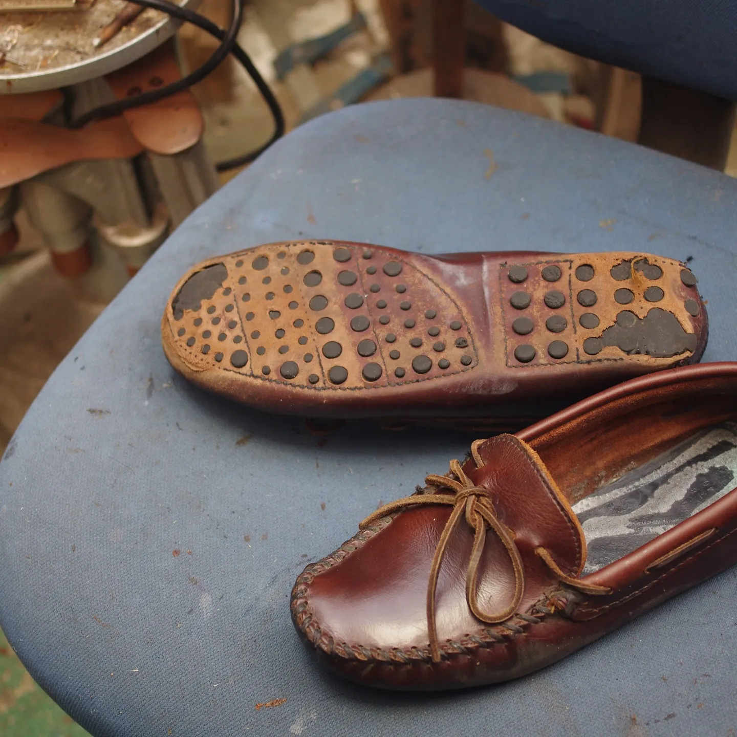 【神奈川県 T様】ミネトンカ（Minnetonka）ドライビングシューズ｜革当て補強＆Vibram477Bによるオールソール交換修理