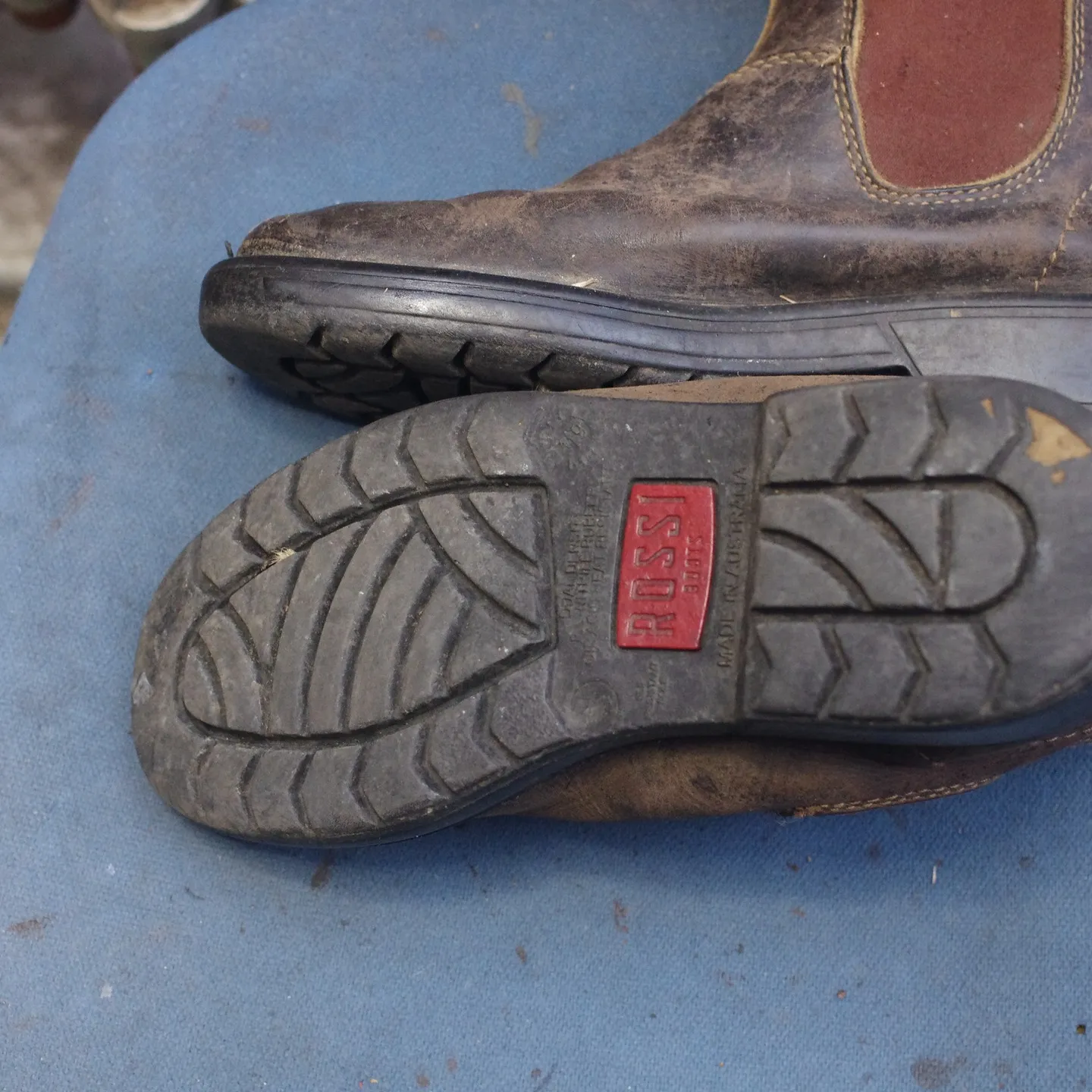 倉敷市のA様の大切なRossiサイドゴアブーツが、加水分解に...