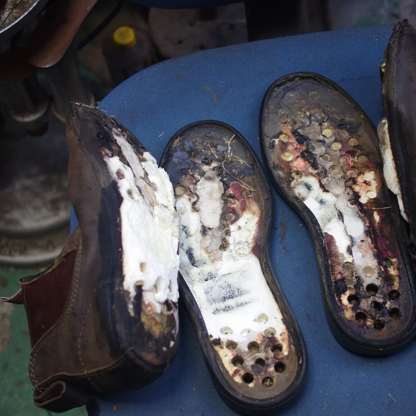 倉敷市のA様の大切なRossiサイドゴアブーツが、加水分解に...