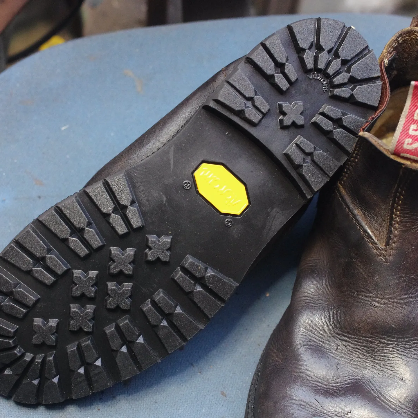 倉敷市のA様の大切なRossiサイドゴアブーツが、加水分解に...