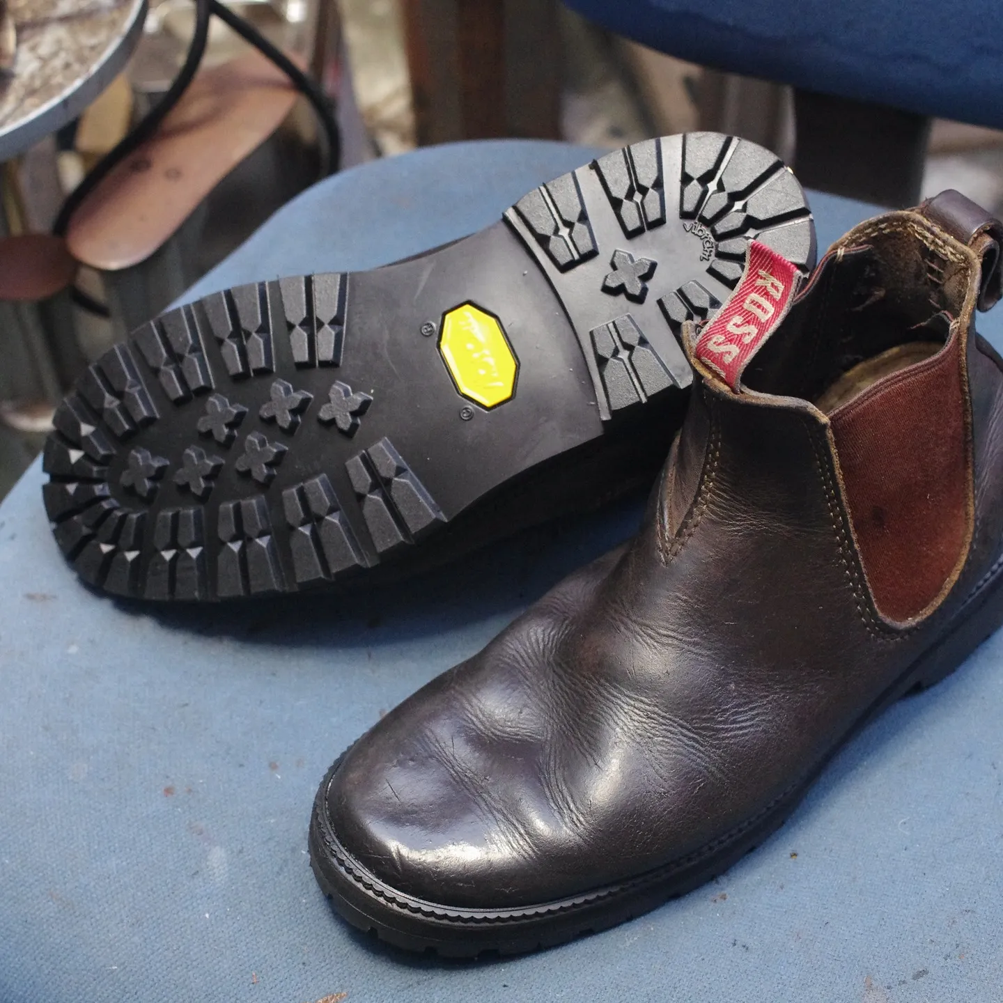 倉敷市のA様の大切なRossiサイドゴアブーツが、加水分解に...