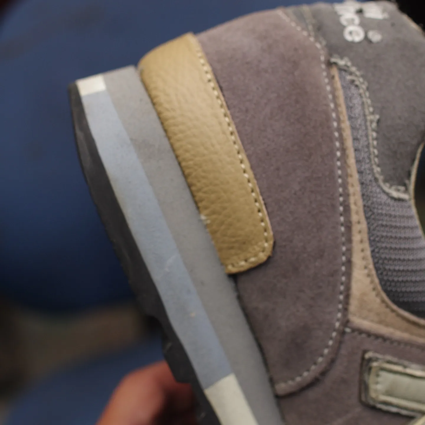 こんにちは、靴修理専門家の私たちです👞。