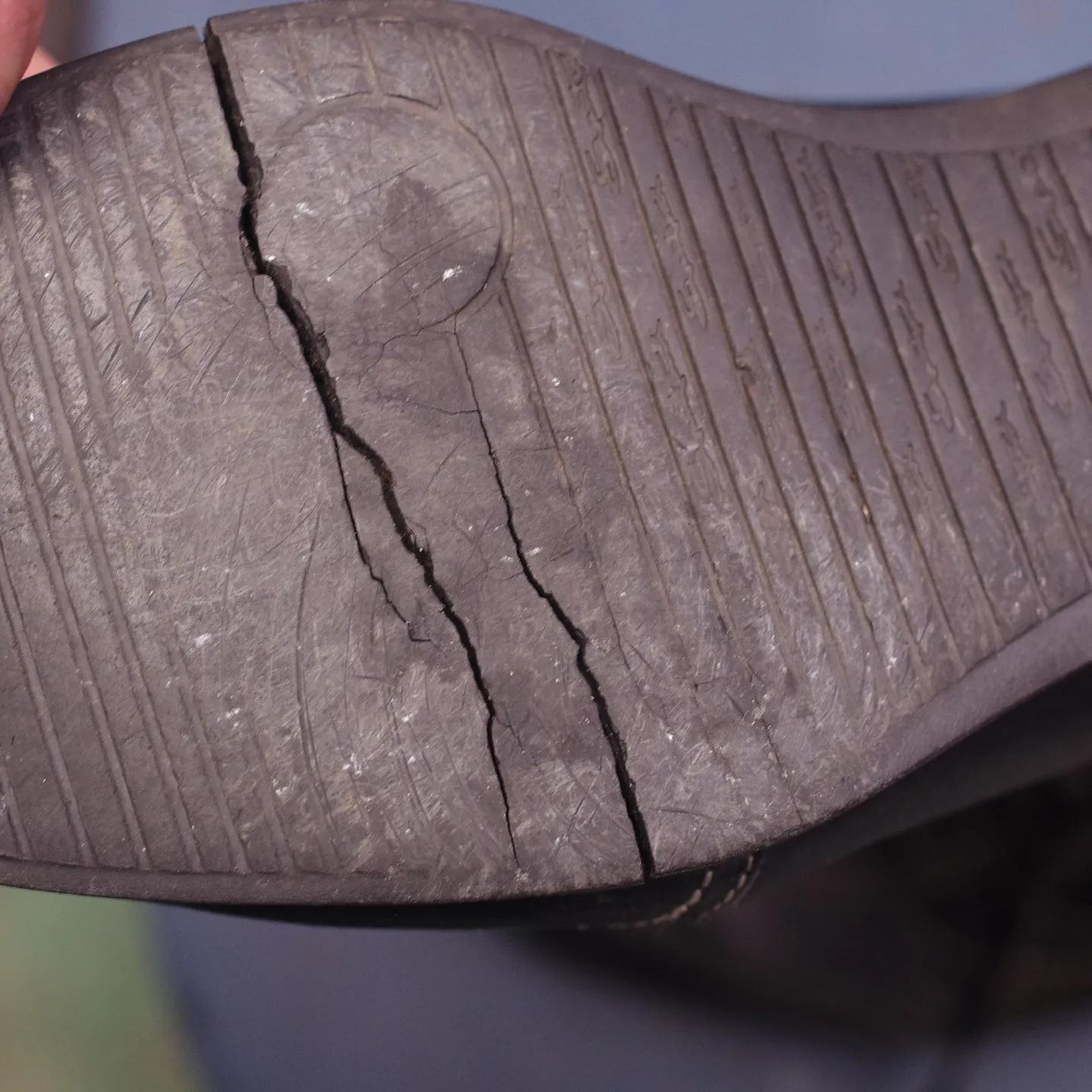 本日も の I様よりお預かりした スニーカーのオールソール交...