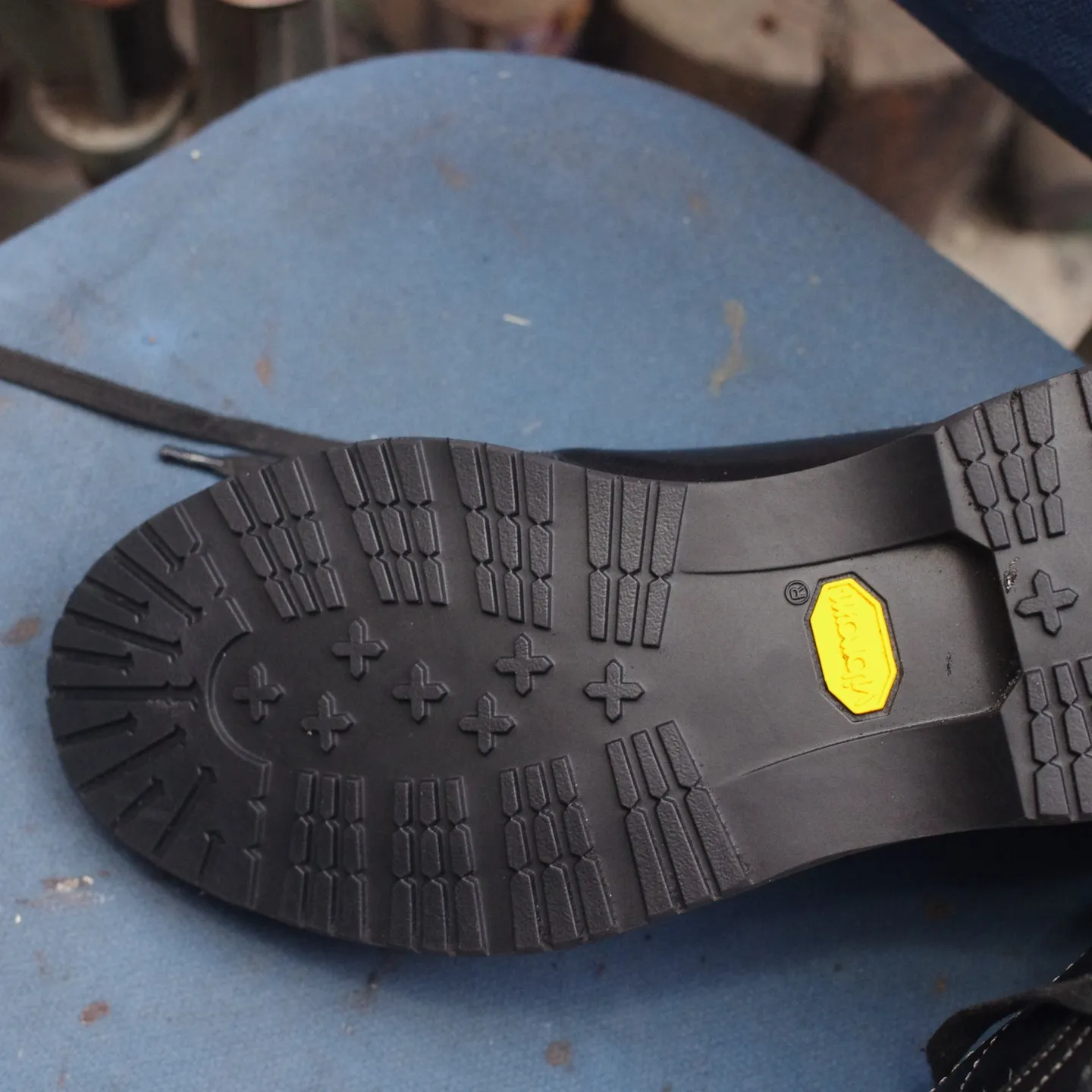 本日も の I様よりお預かりした スニーカーのオールソール交...