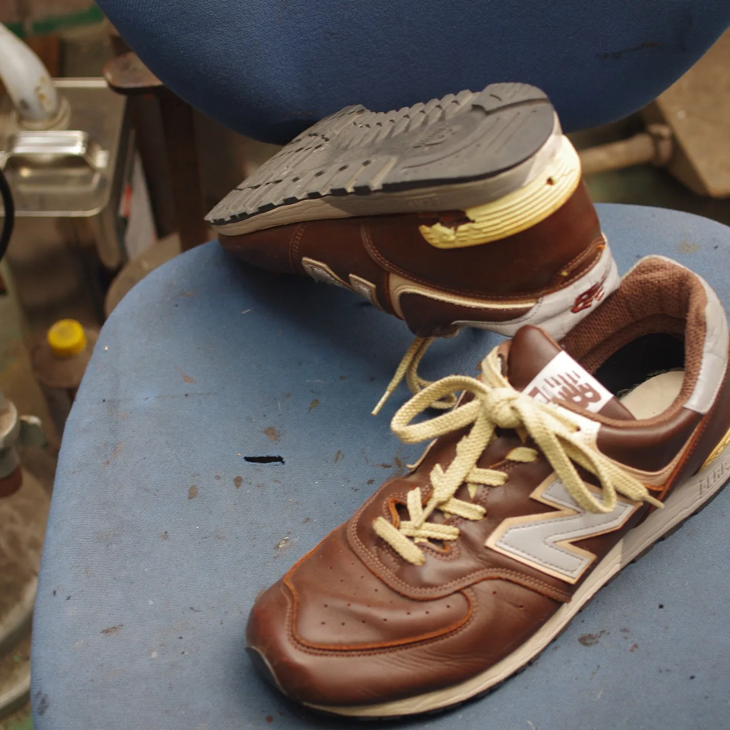 👟✨ 静岡県のH様のニューバランス576、ヒールカップの交換...