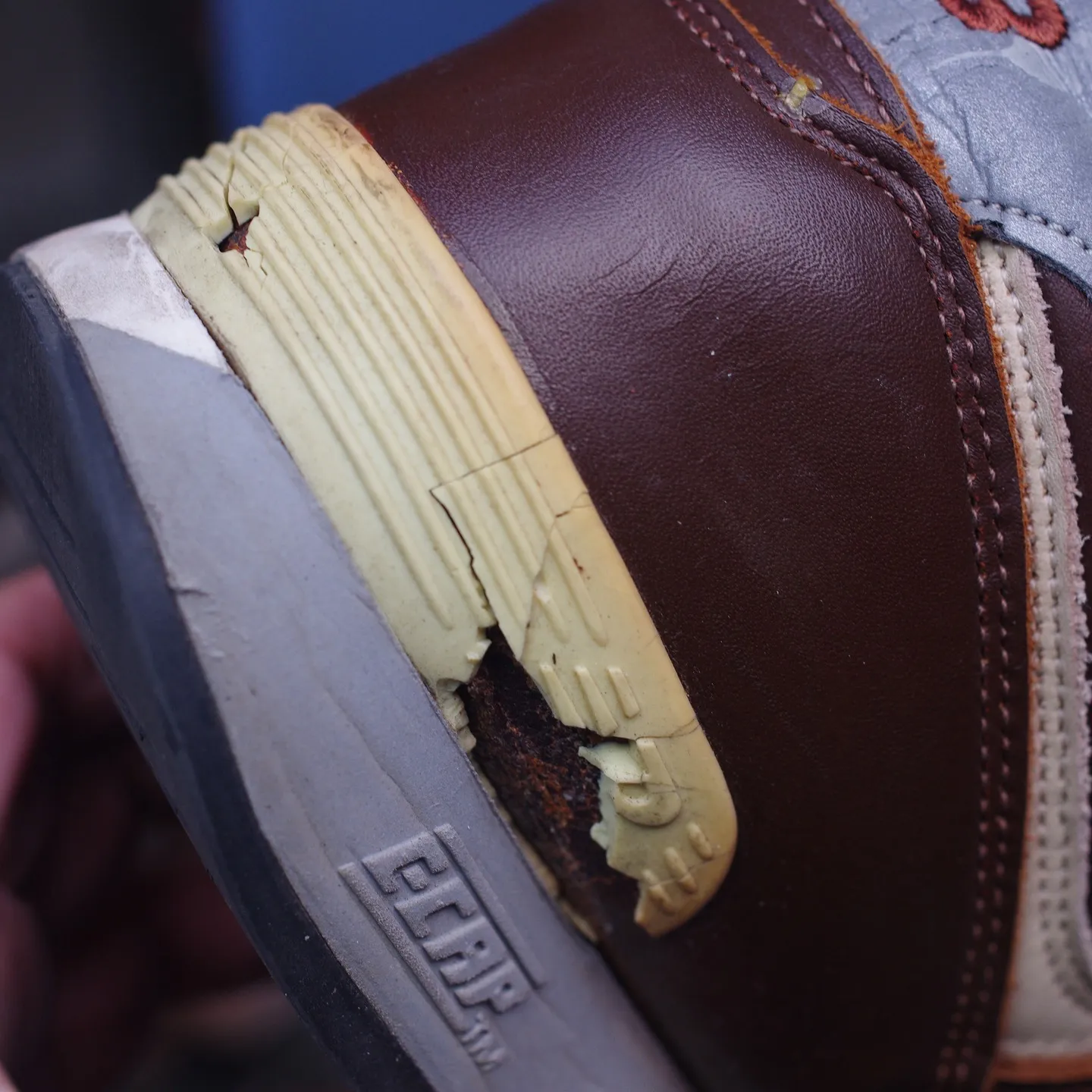 👟✨ 静岡県のH様のニューバランス576、ヒールカップの交換...