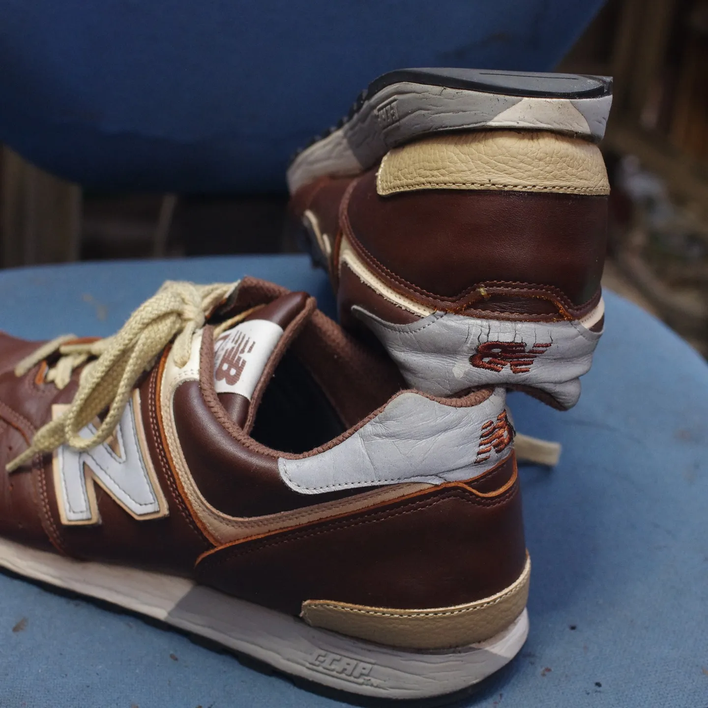 👟✨ 静岡県のH様のニューバランス576、ヒールカップの交換...