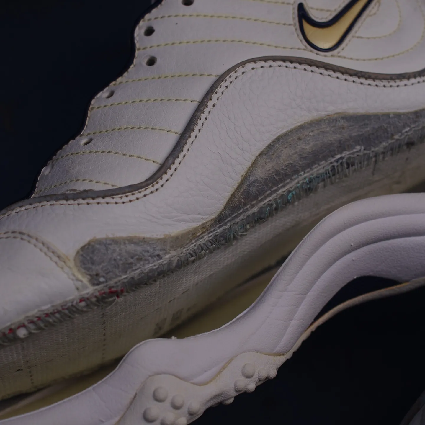 福島県にお住まいのW様のNIKEエアズームフライトを修理させ...