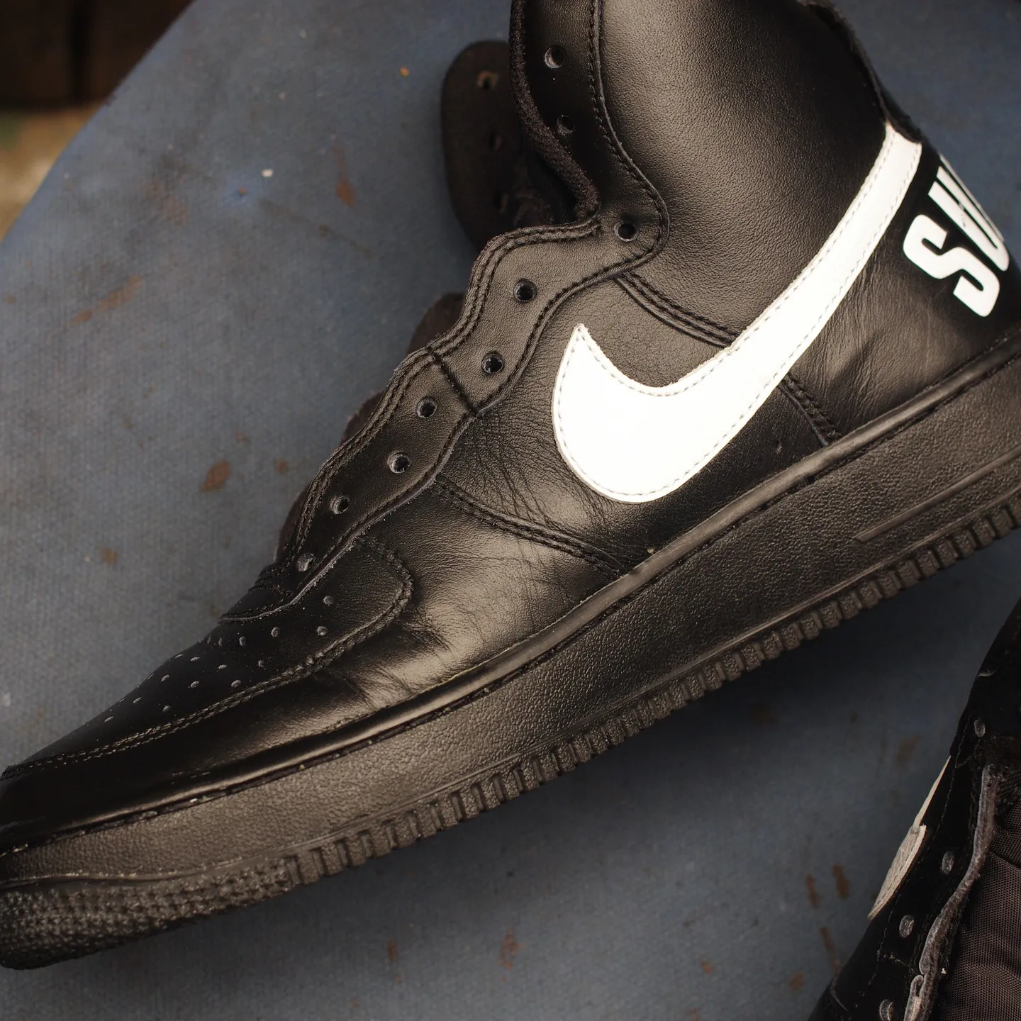 大阪府のK様、こんにちは👋✨今回は、NIKEエアフォース1の...