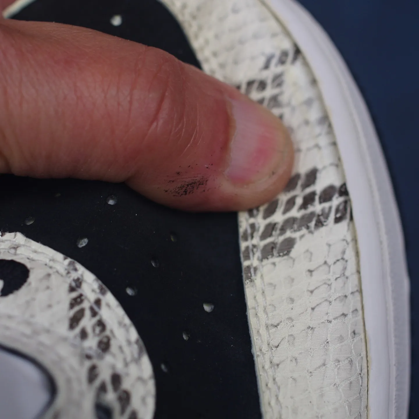 本日は北海道のF様からお預かりしたNIKEエアフォース1のお...