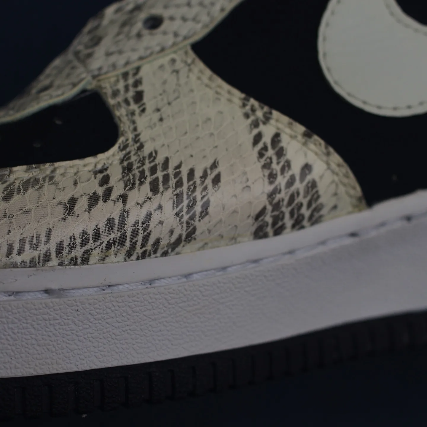 本日は北海道のF様からお預かりしたNIKEエアフォース1のお...