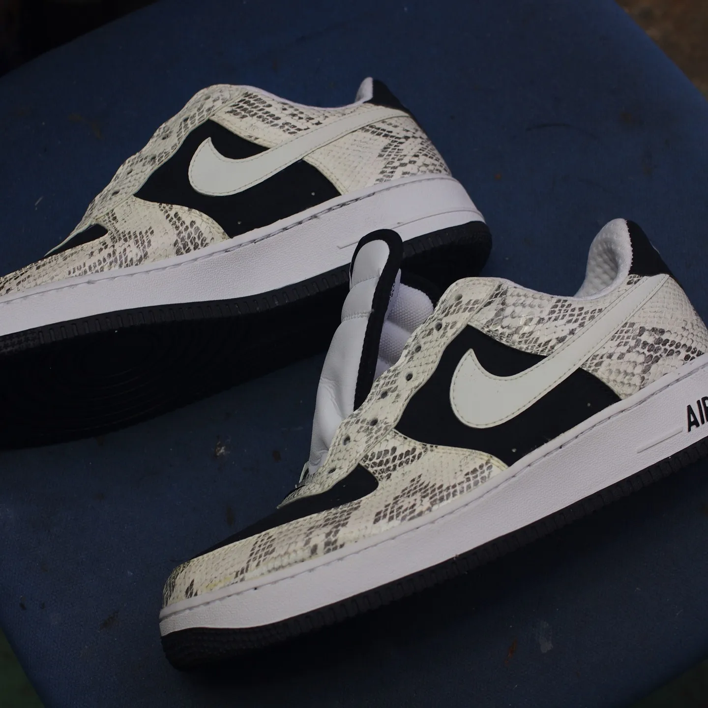 本日は北海道のF様からお預かりしたNIKEエアフォース1のお...