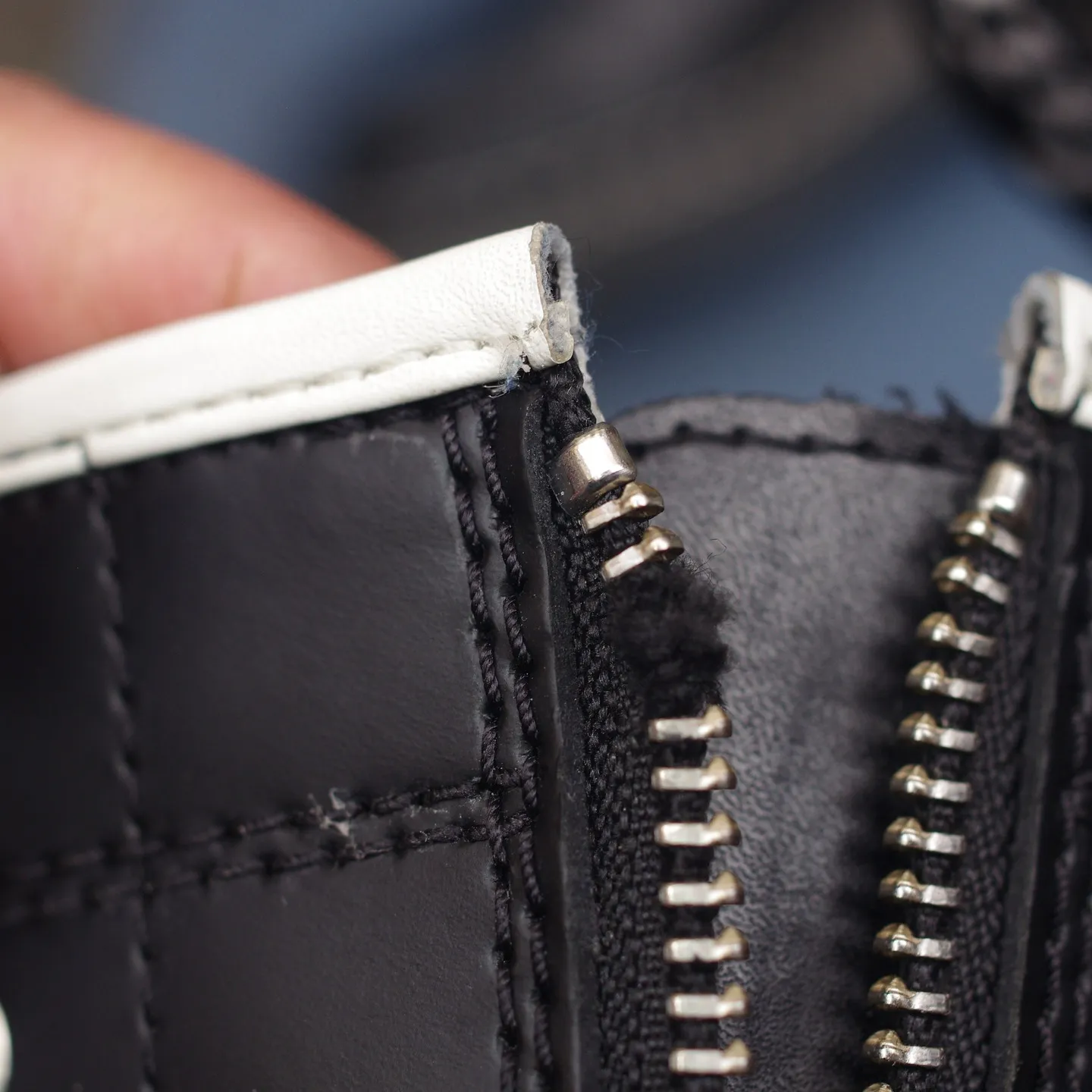 千葉県にお住まいのY様から愛用のDr.Martensの修理を...