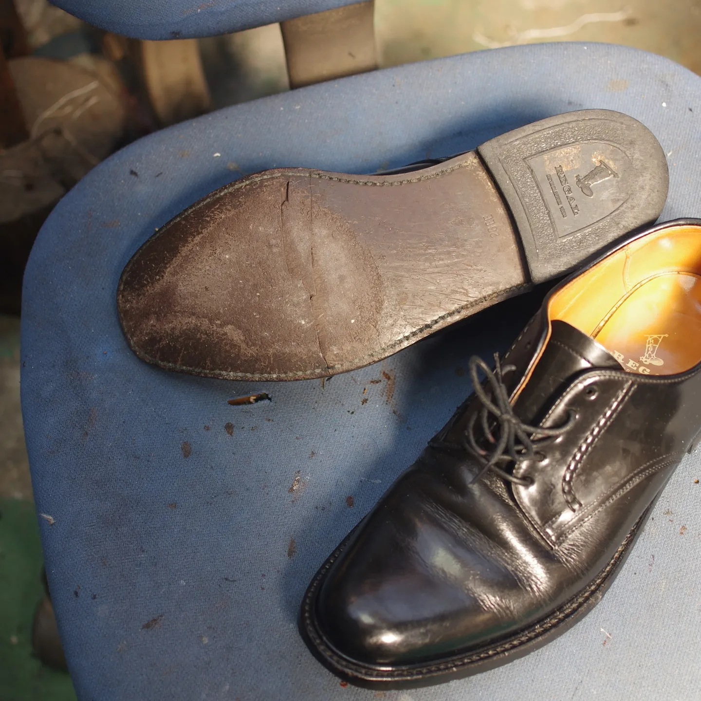 倉敷市の I 様からご依頼いただいたリーガルの紳士革靴を、オ...