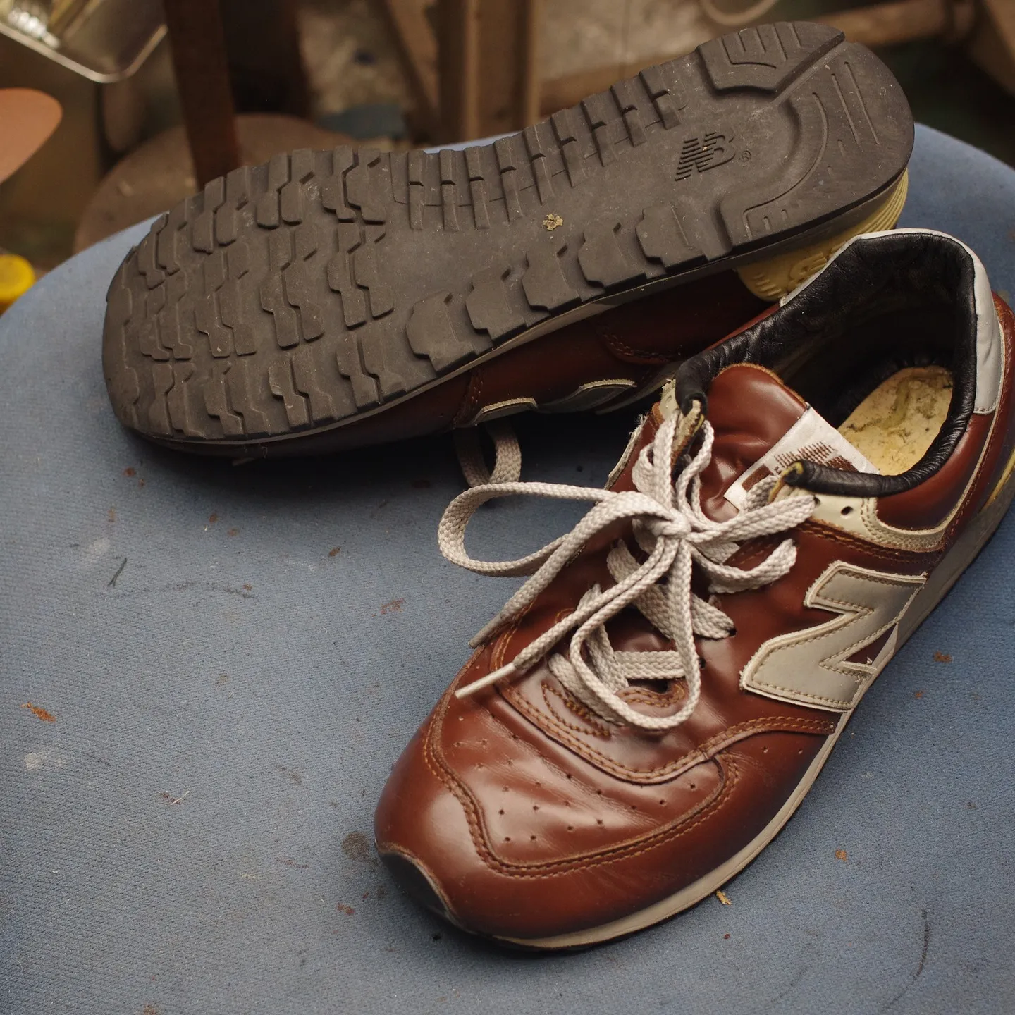 愛知県のN様よりお預かりしたニューバランス576の修理事例を...