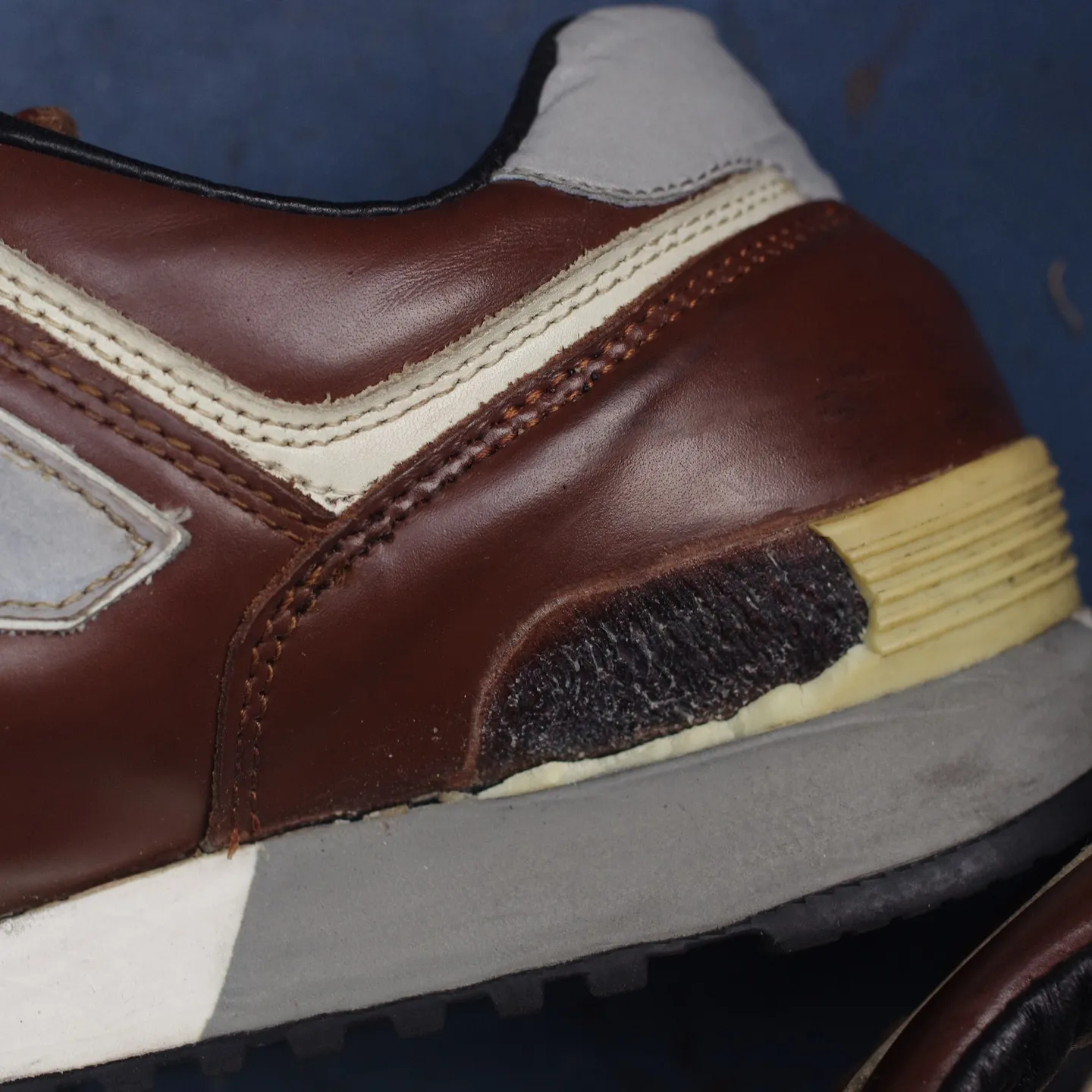 愛知県のN様よりお預かりしたニューバランス576の修理事例を...