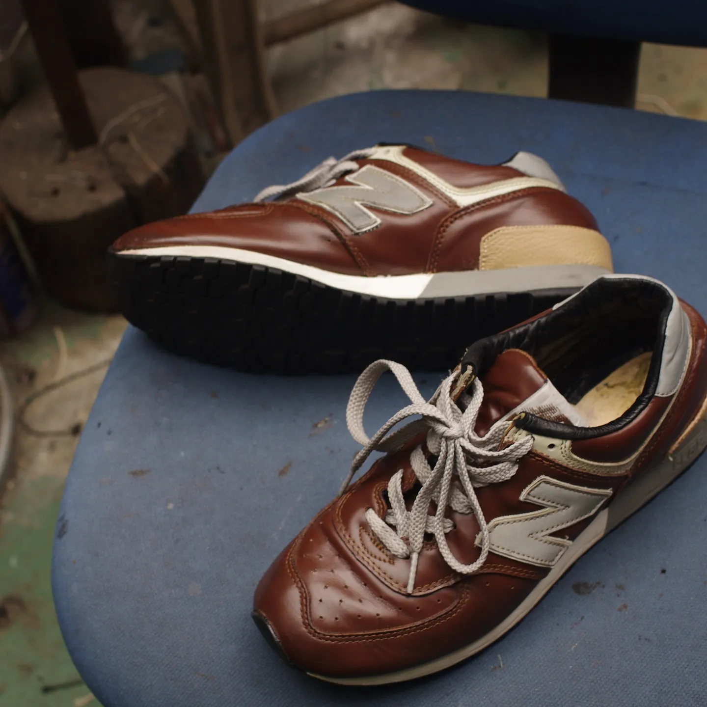 愛知県のN様よりお預かりしたニューバランス576の修理事例を...