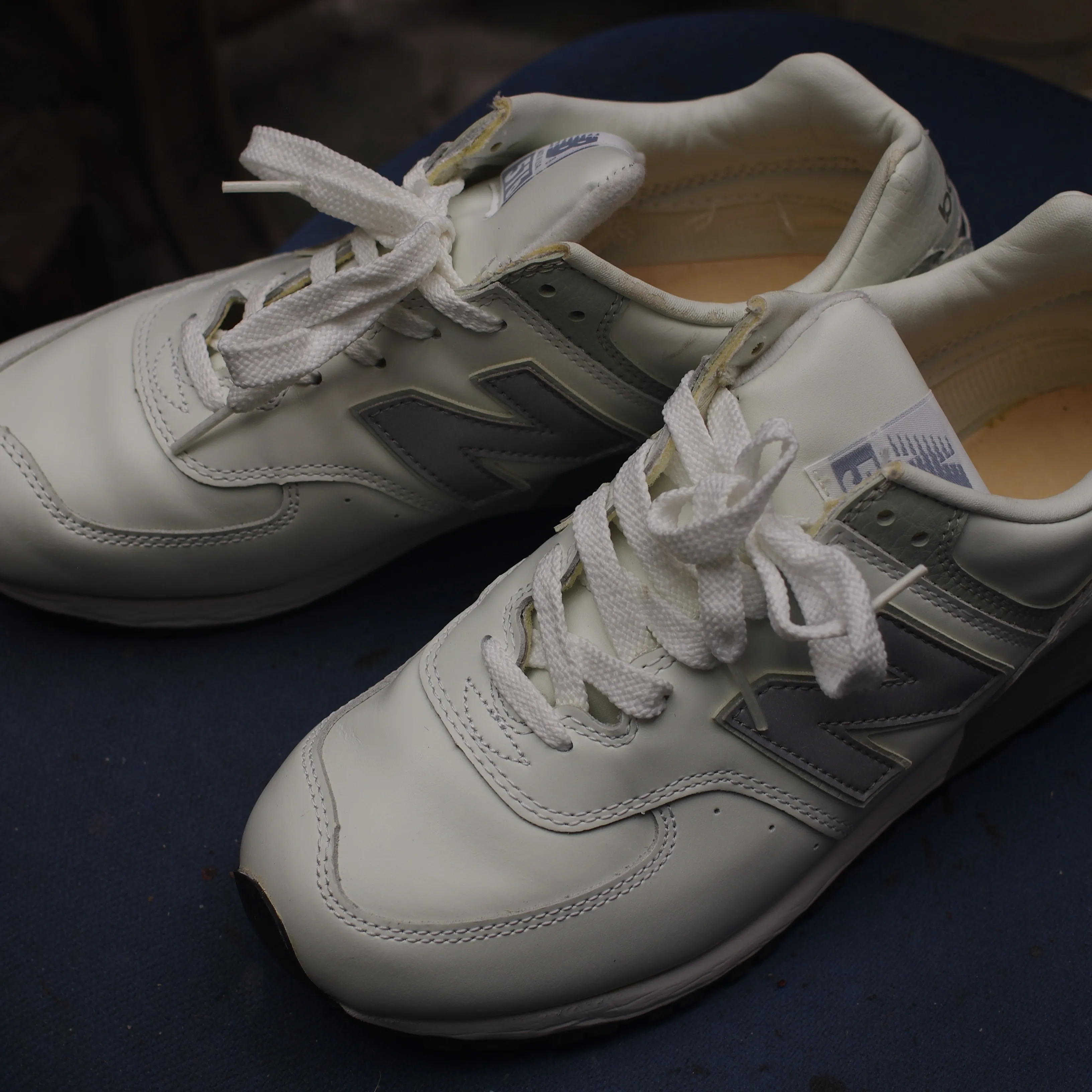 👟✨【New Balance 576 ヒールカップ交換修理】...