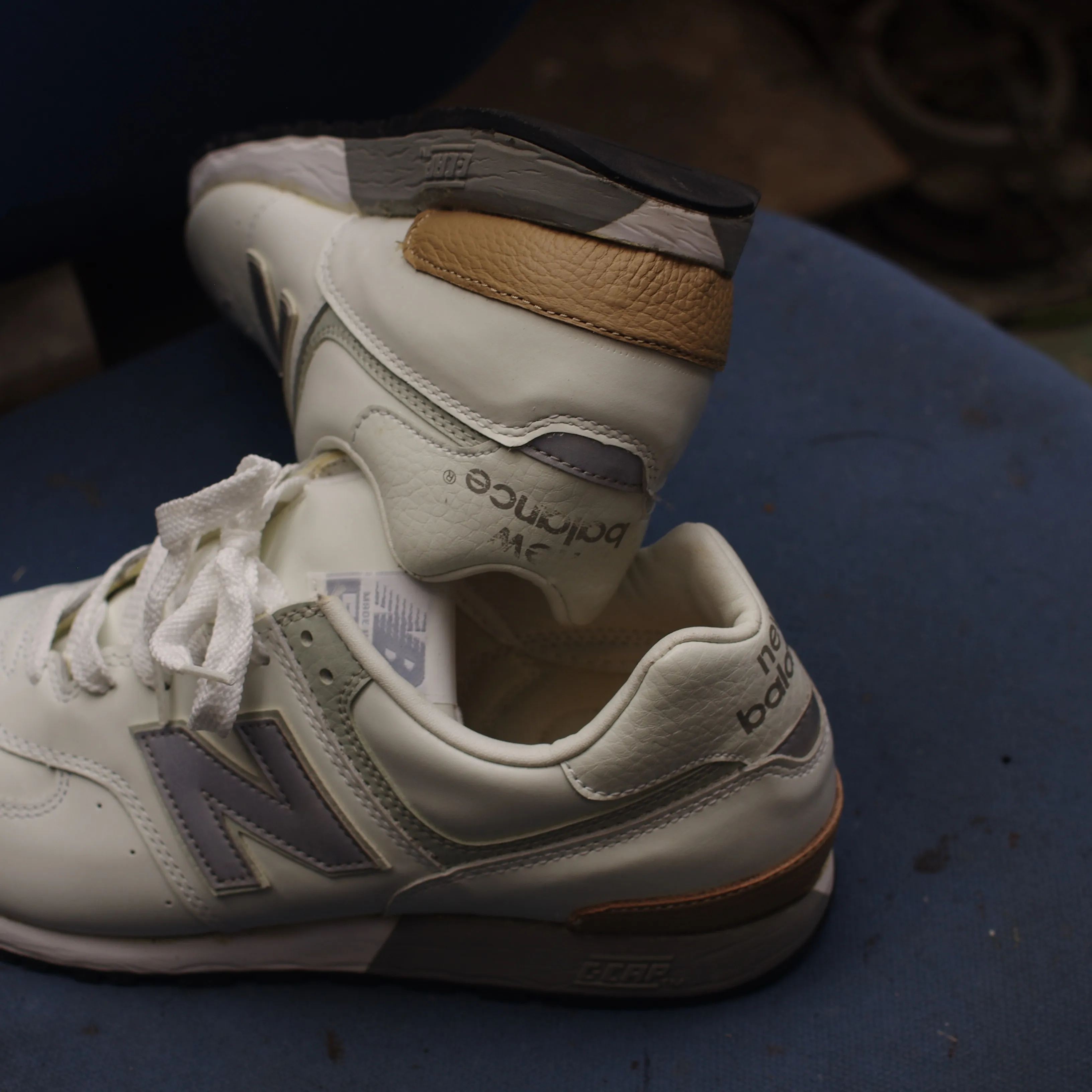 👟✨【New Balance 576 ヒールカップ交換修理】...