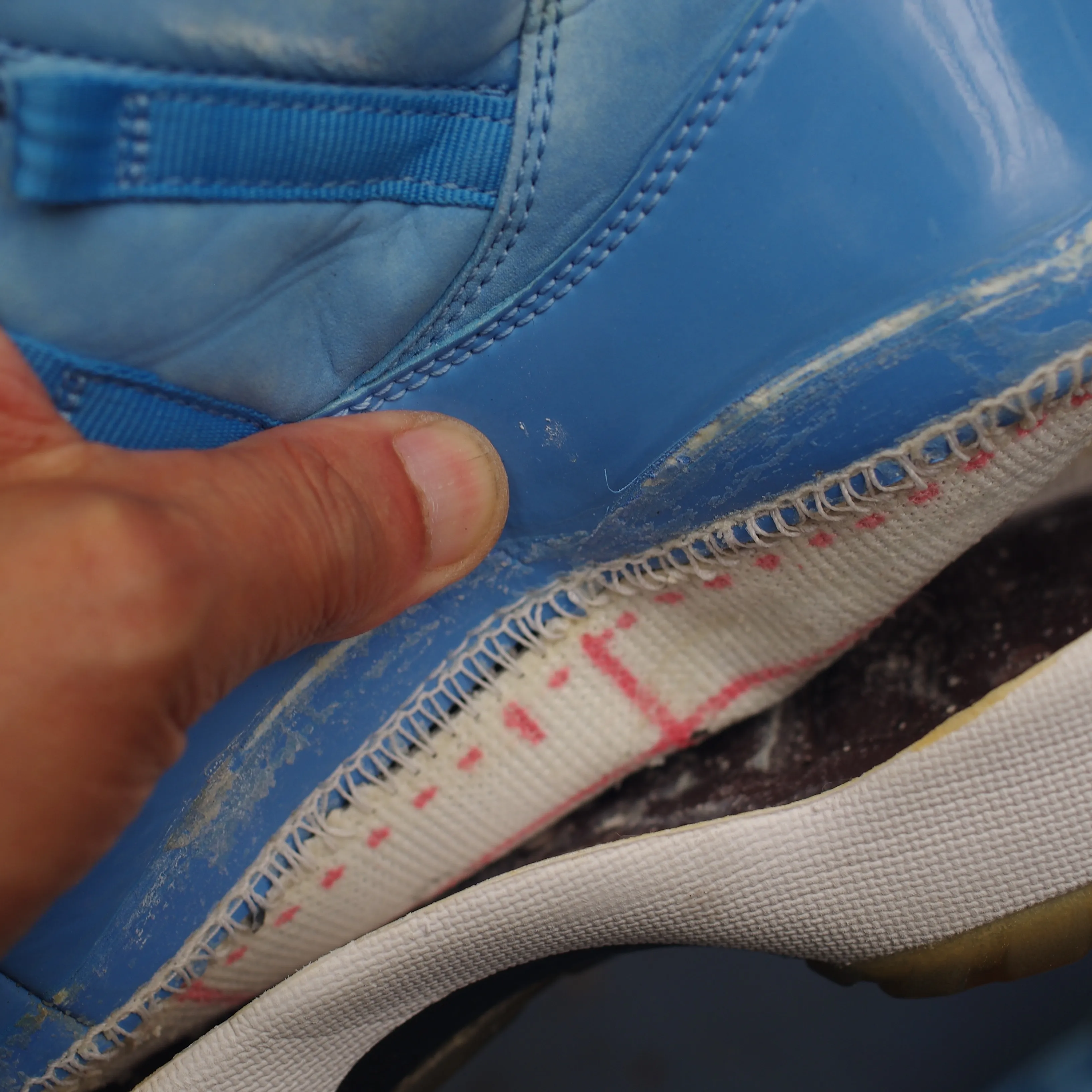 NIKE Air Jordan 11 のソール剥がれ修理👟