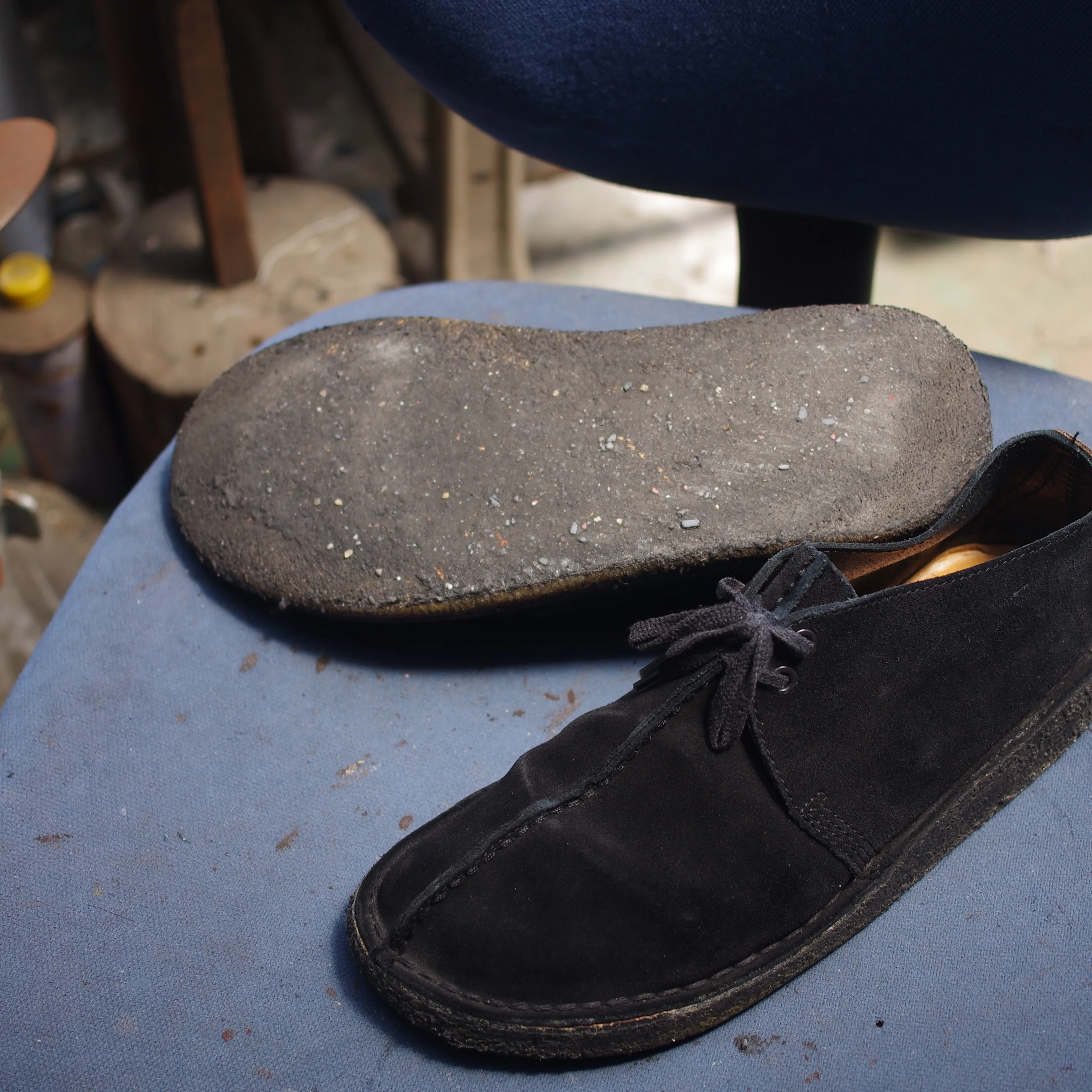 クラークス（Clarks）デザートトレックのソール交換｜ベタつくクレープソールをVibram4014で快適にカスタム修理！