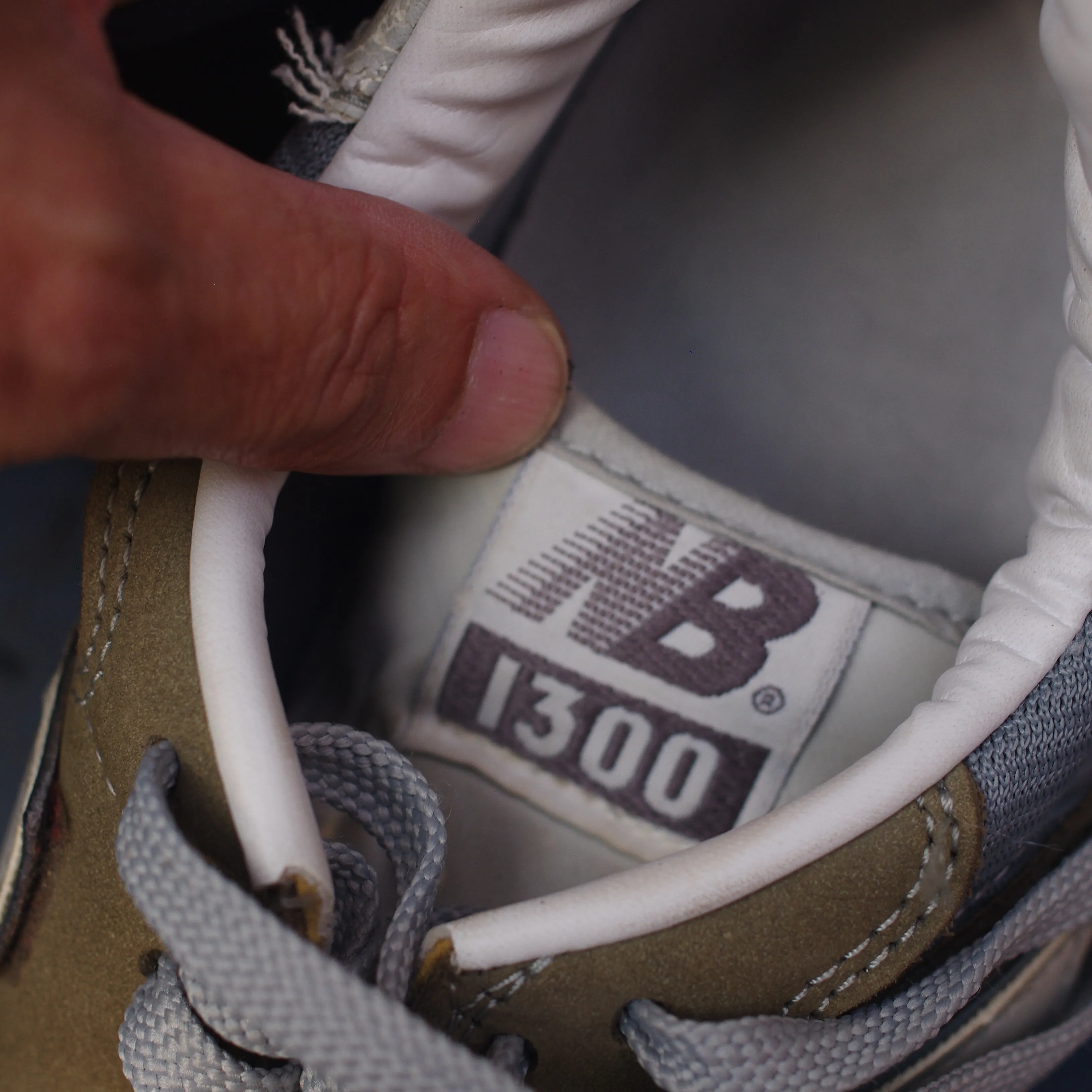 👟【修理事例｜New Balance 1300 オールソール...