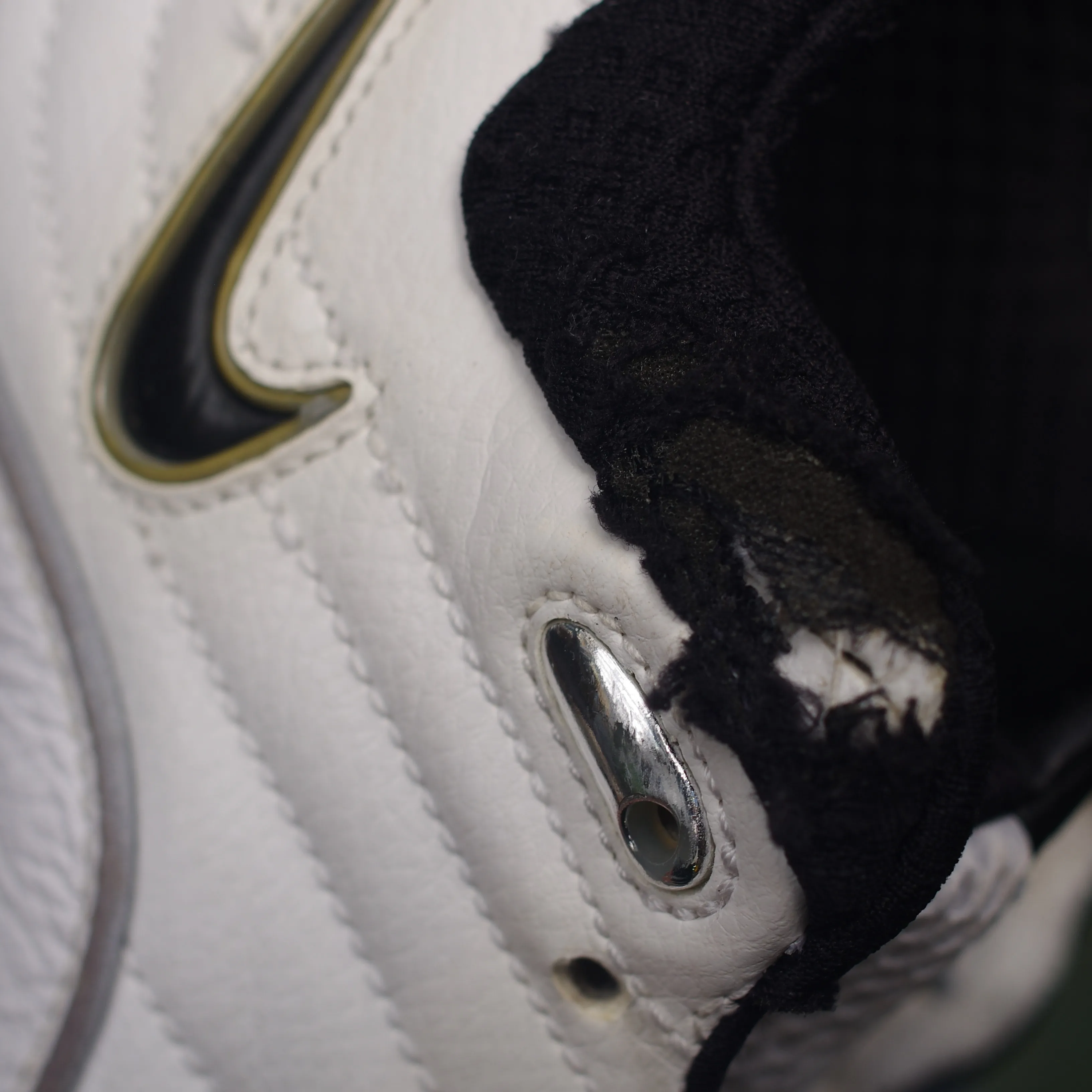 🏀NIKE エアズームフライトのソール剥がれ修理事例
