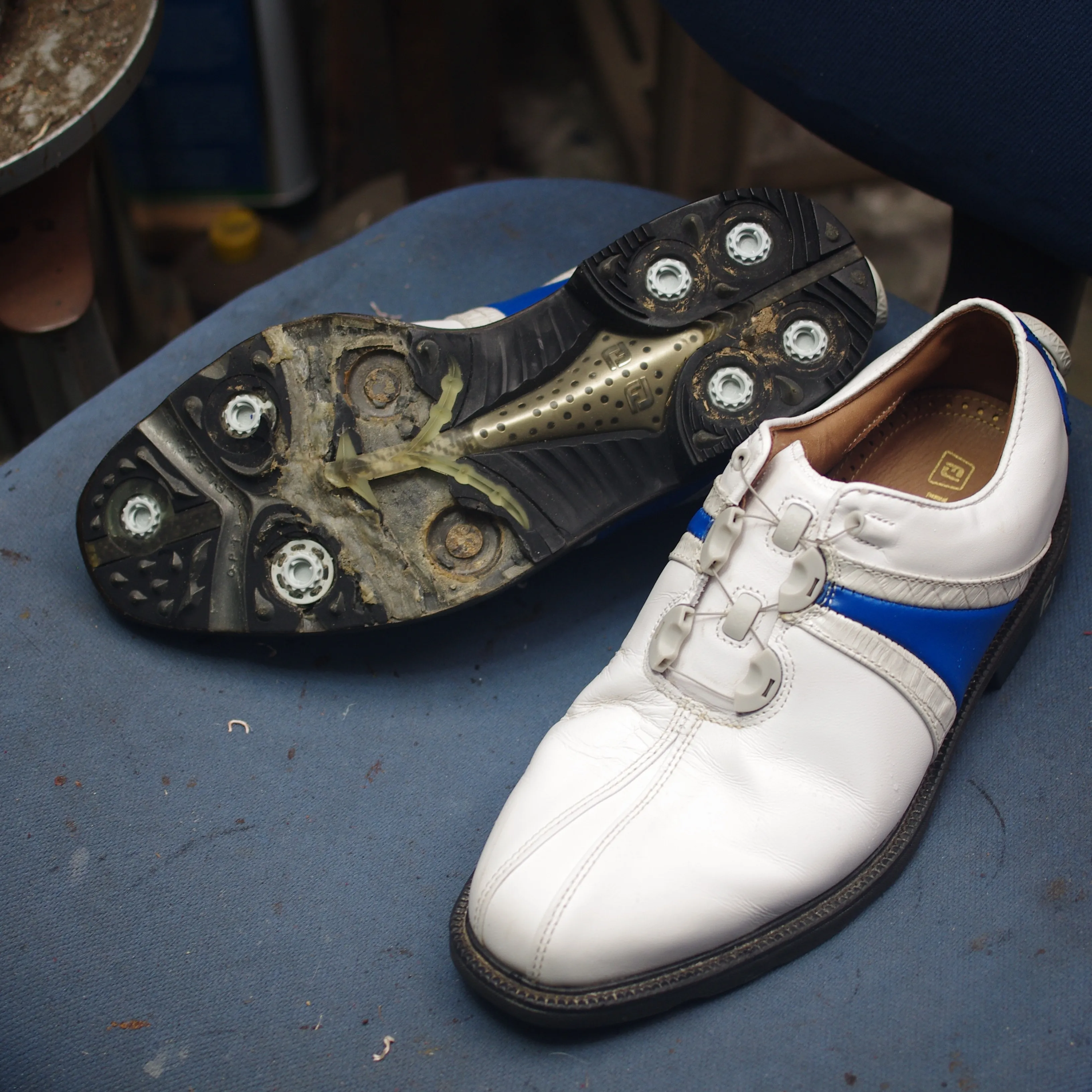 【FootJoy ICON】加水分解したソールをVibram 419Cでスパイクレスにカスタム！ゴルフシューズの寿命を延ばすプロの修理技術