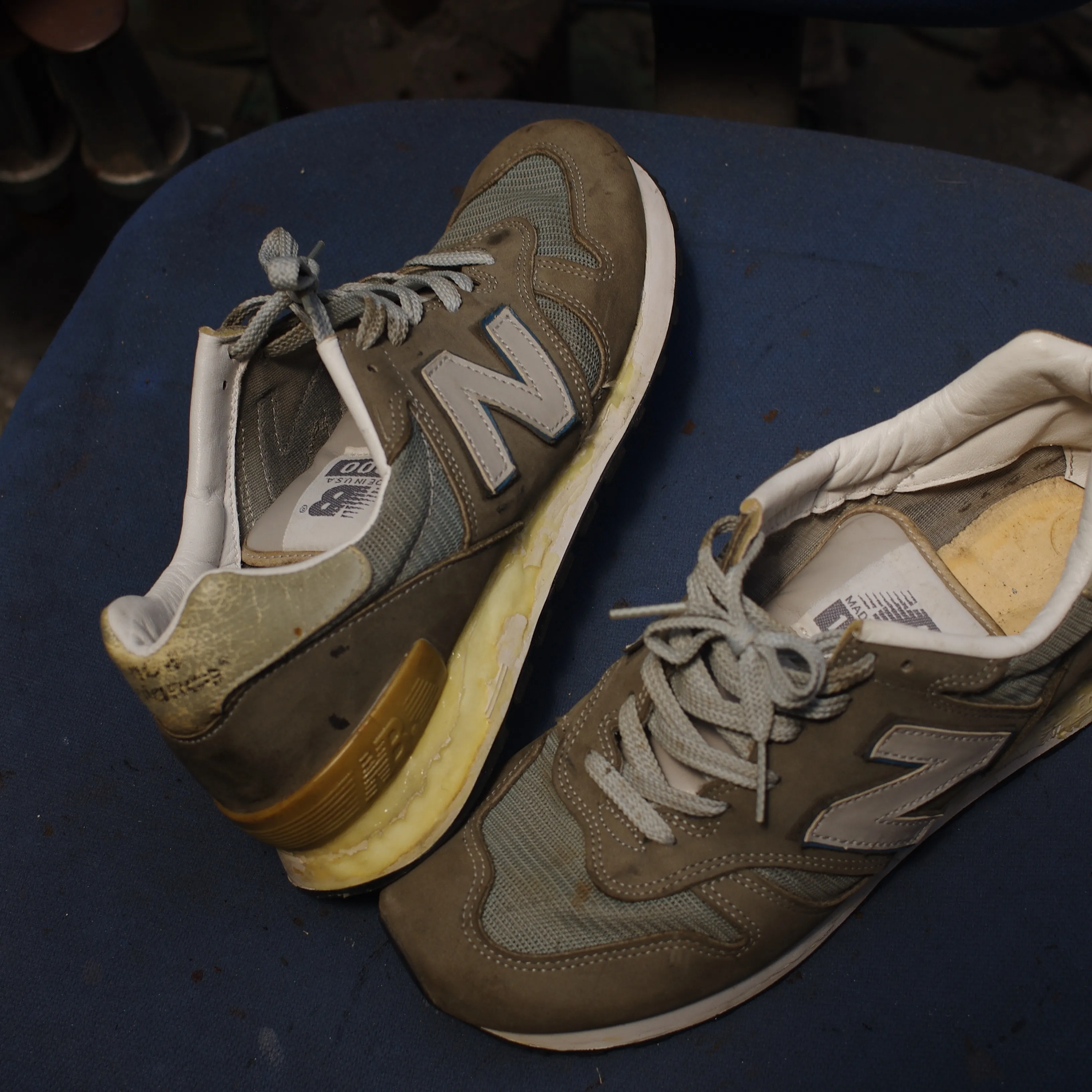 【New Balance 1300 加水分解修理・ミッドソー...