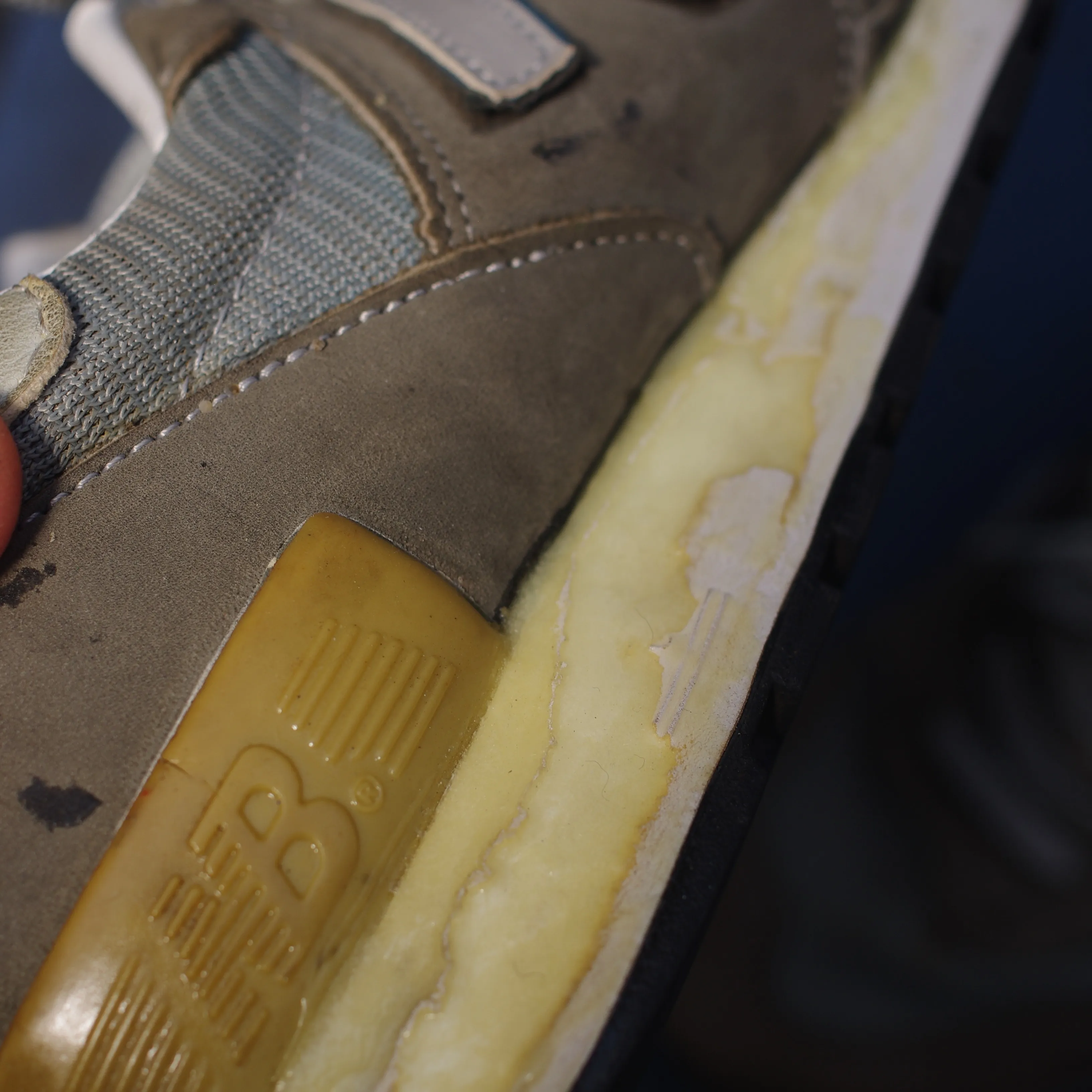 【New Balance 1300 加水分解修理・ミッドソー...