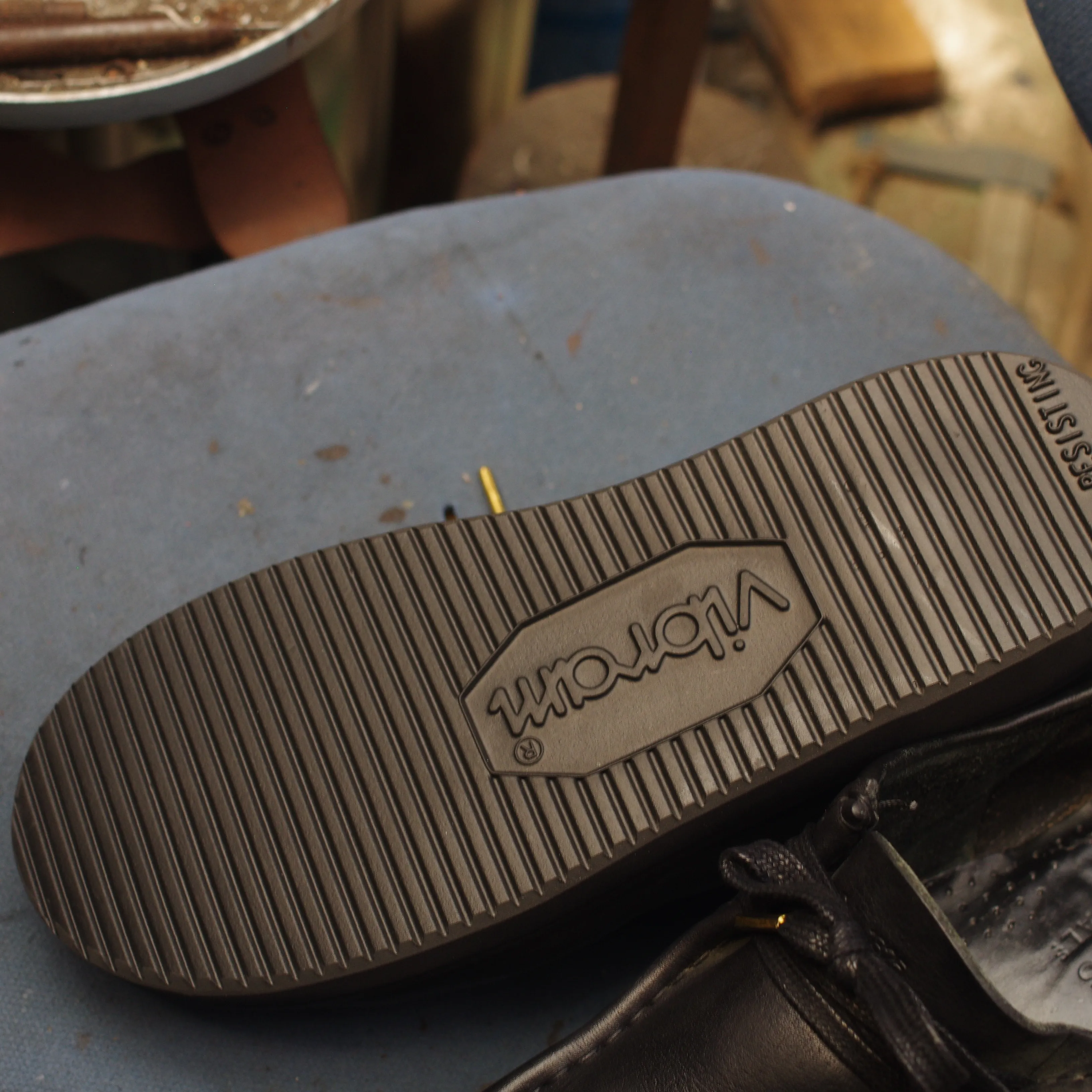クラークス ワラビーブーツ|クレープソールをVibram20...