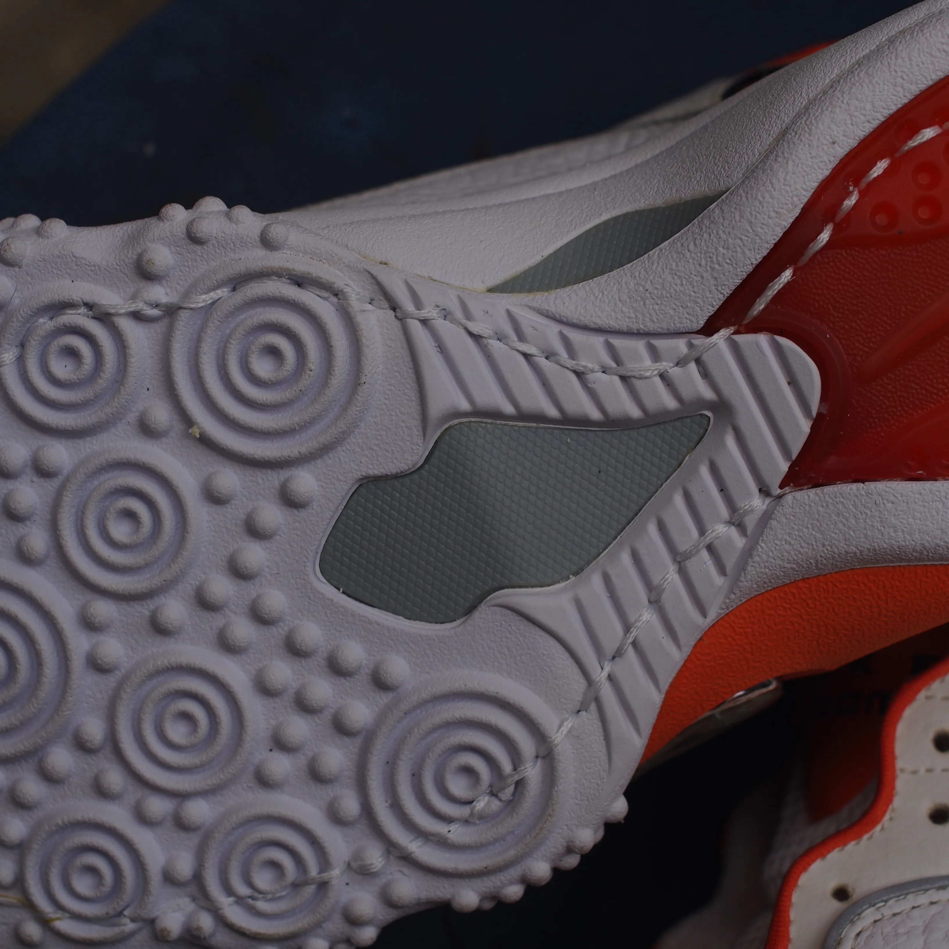 【NIKE エアズームアップテンポ｜ソール剥がれ修理】