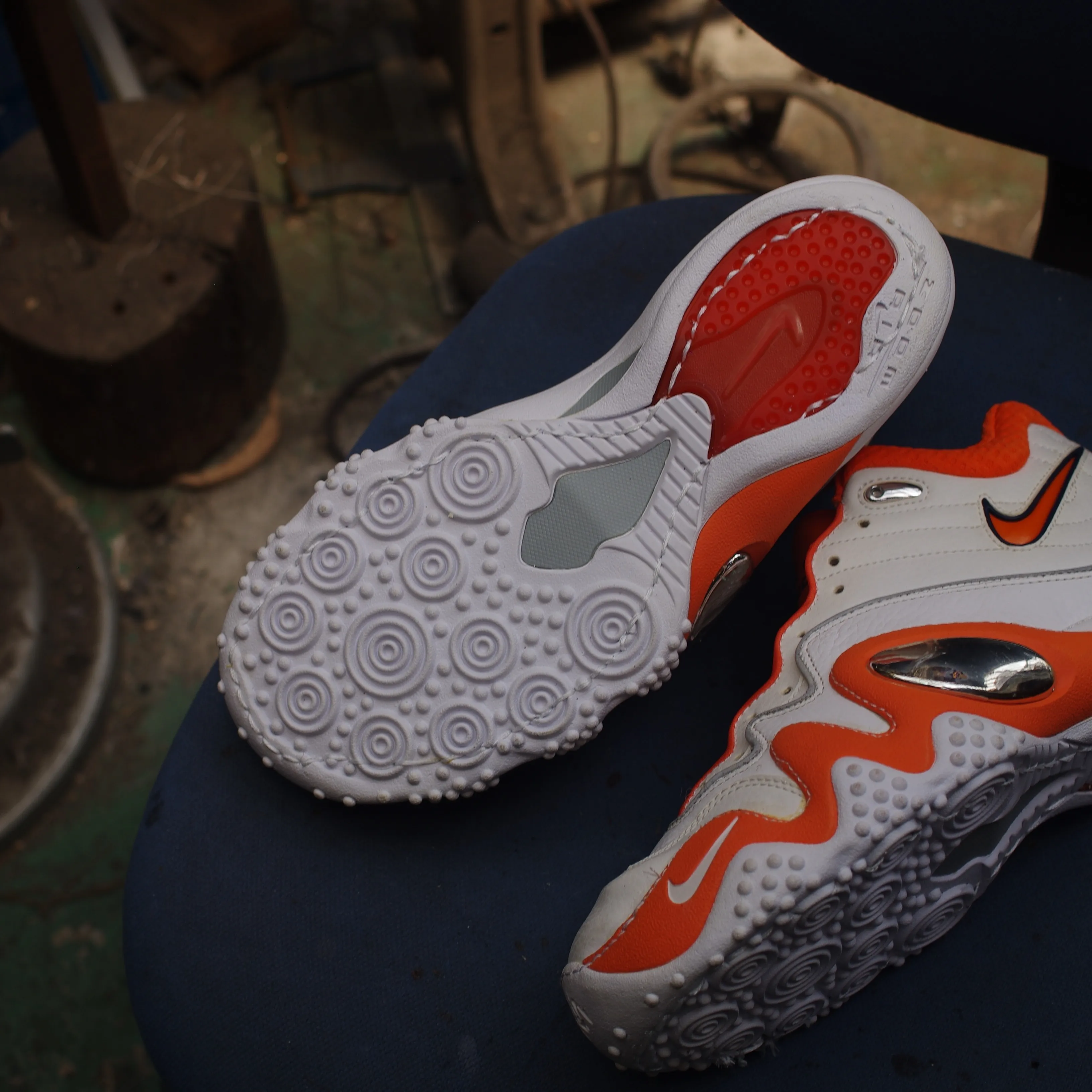 【NIKE エアズームアップテンポ｜ソール剥がれ修理】