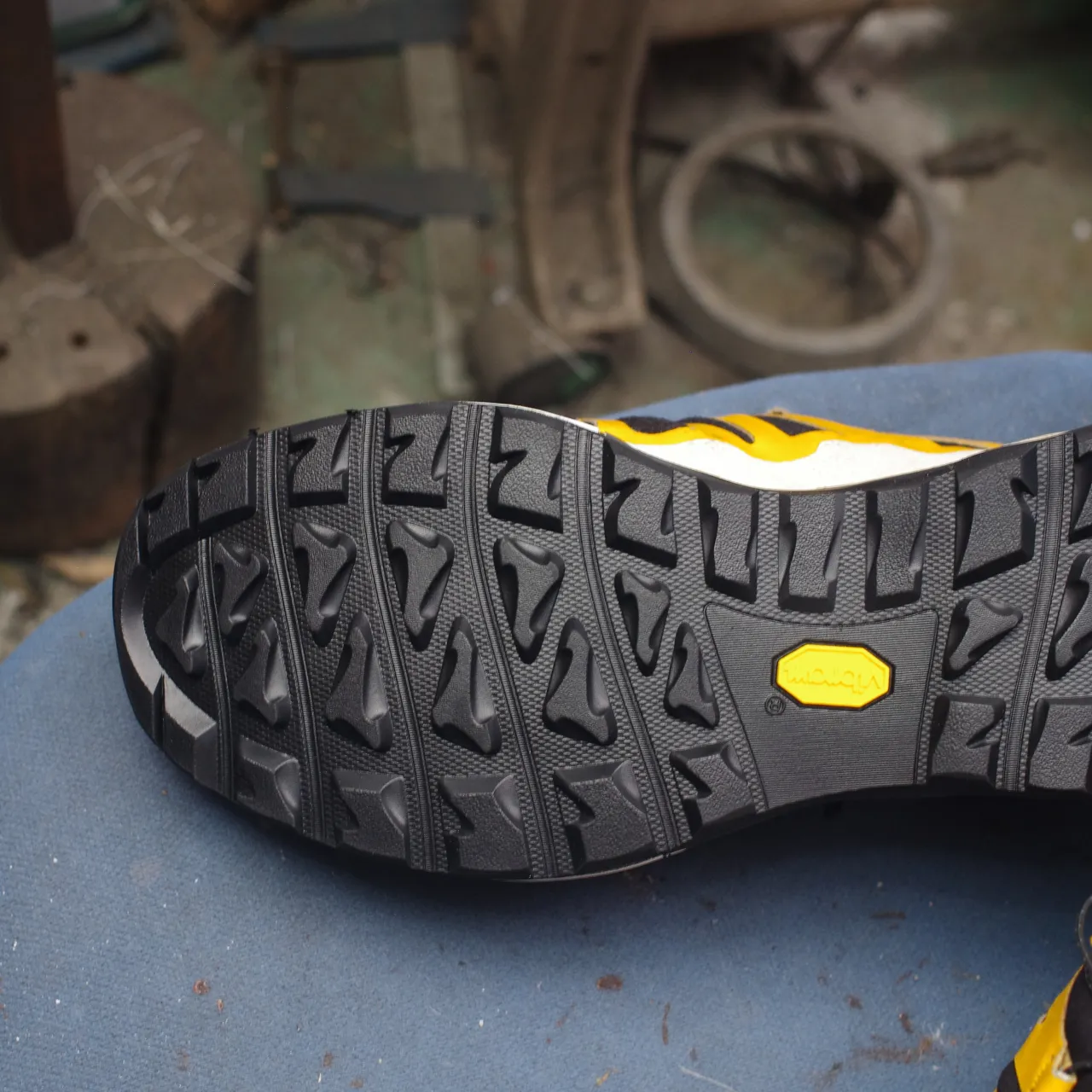 👟【Salomon（サロモン）スニーカーのソール交換修理｜V...