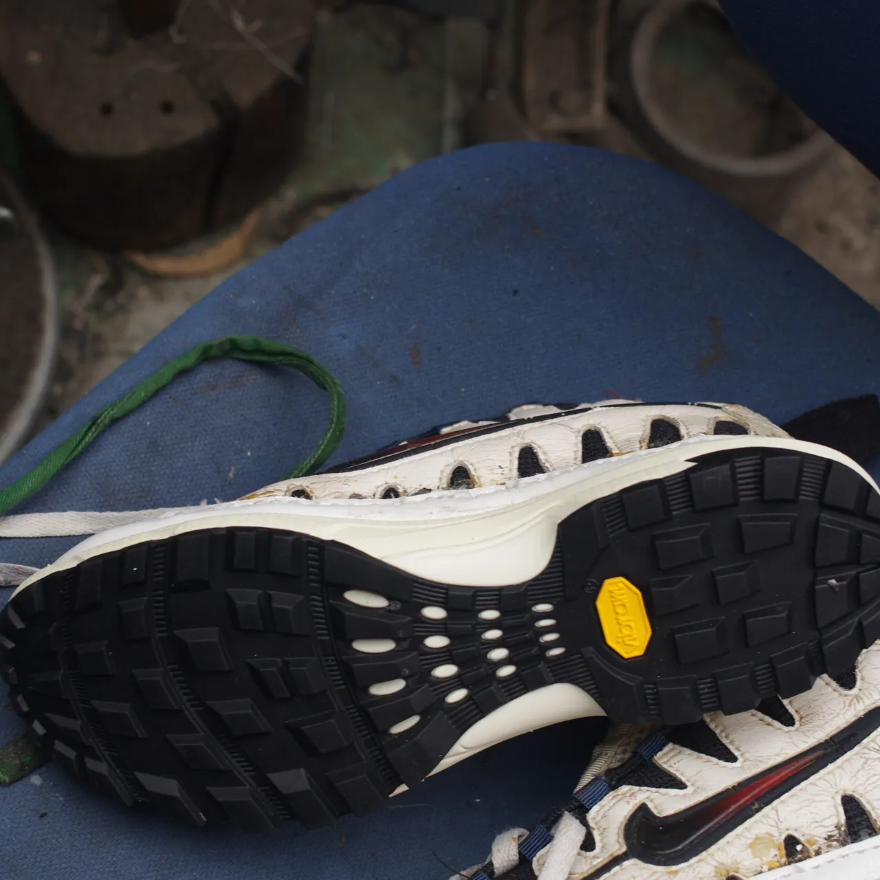【NIKE NOMO MAX｜加水分解したソールの交換修理】