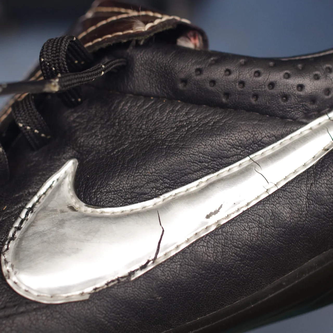 👟【NIKEのロゴ修理｜劣化したスウッシュを革で交換！】