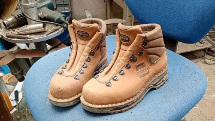 ザンバランフジヤマ登山靴のソールが加水分解したので、Vibr...