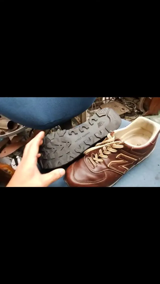 ニューバランス576の加水分解した樹脂製のヒールカップを本革...