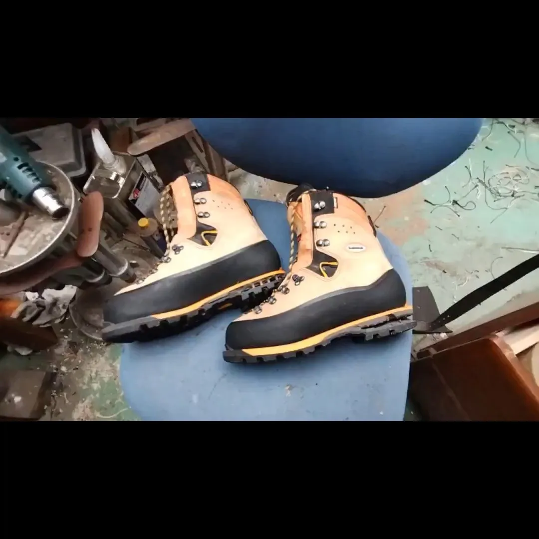 今日は靴修理の魔法をお届けします🪄✨！こちらはLowaの登山...