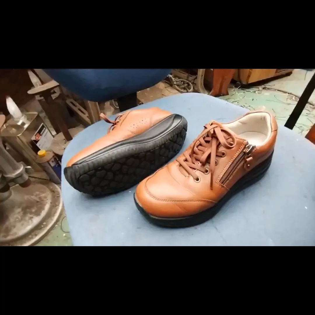 こんにちは、靴が好きな皆さん👋✨今日は、特別な修理例をご紹介...