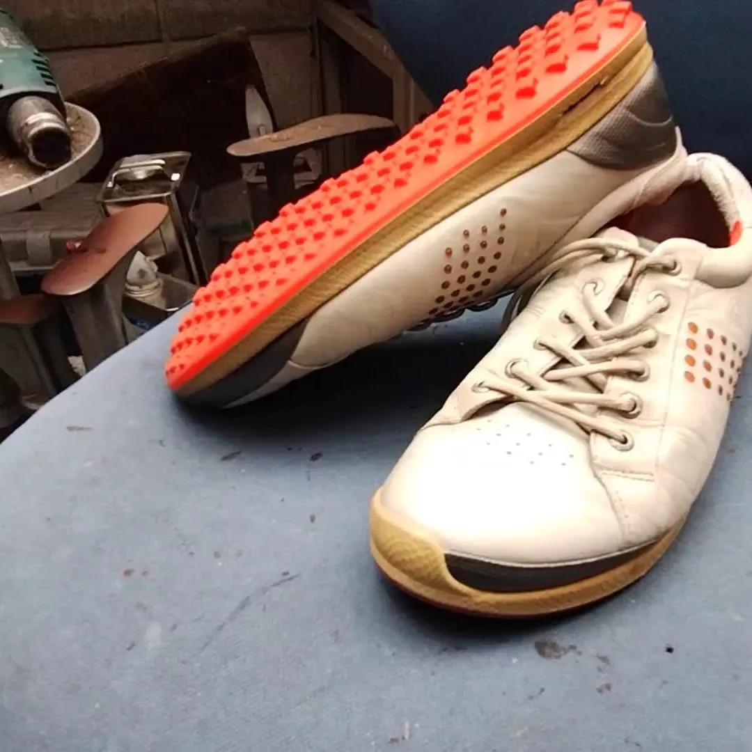 👟靴修理好きの皆さん、こんにちは！先日、ECCOのスパイクレ...